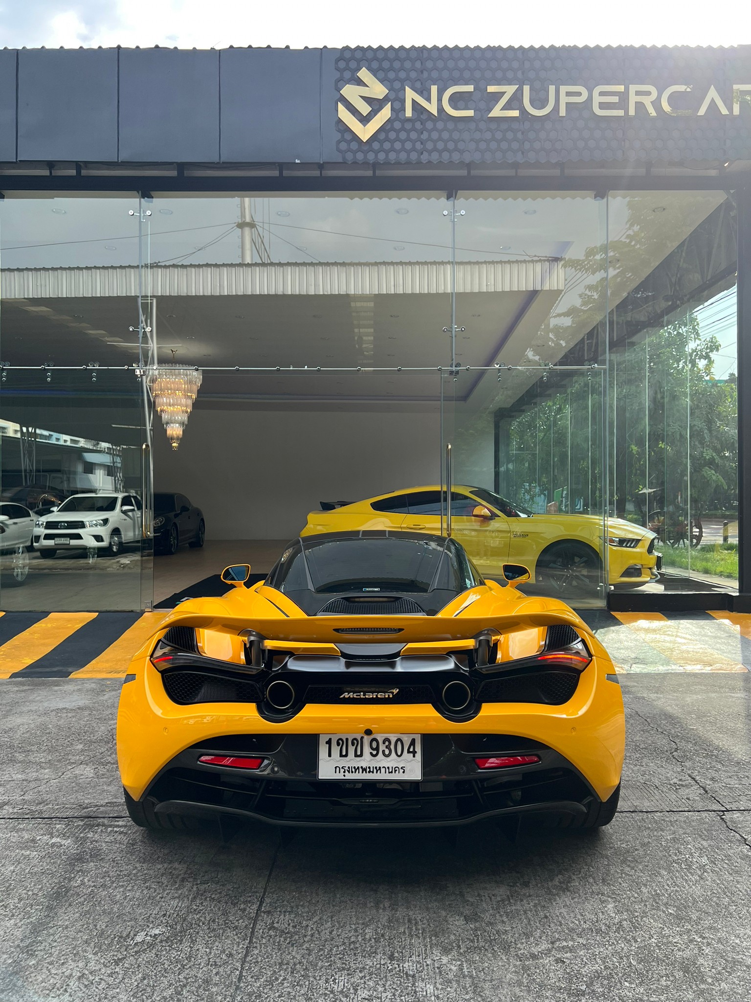 2022 McLaren 720S coupe Performance package สีเหลือง (รูปที่ 17)
