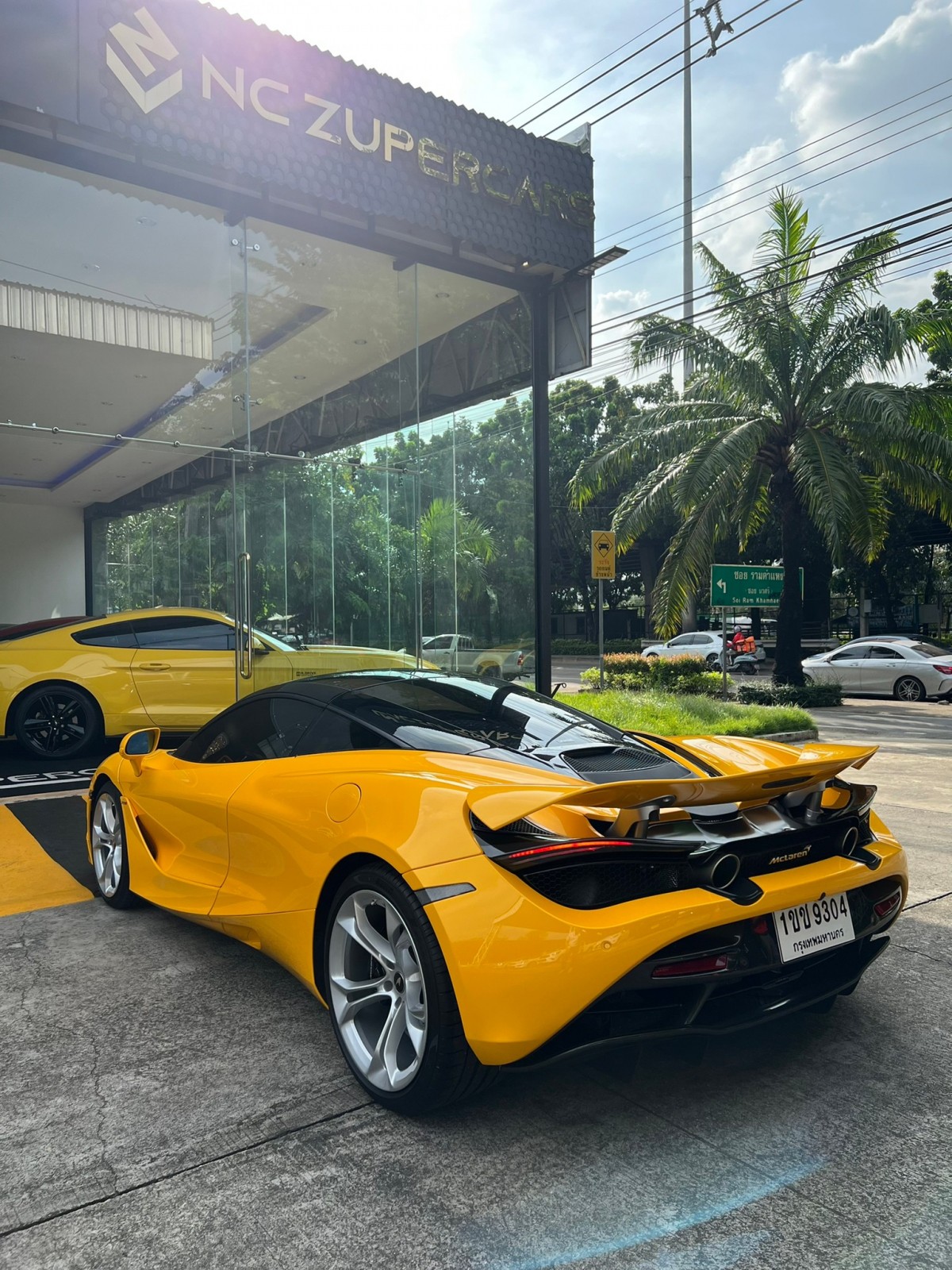 2022 McLaren 720S coupe Performance package สีเหลือง (รูปที่ 7)