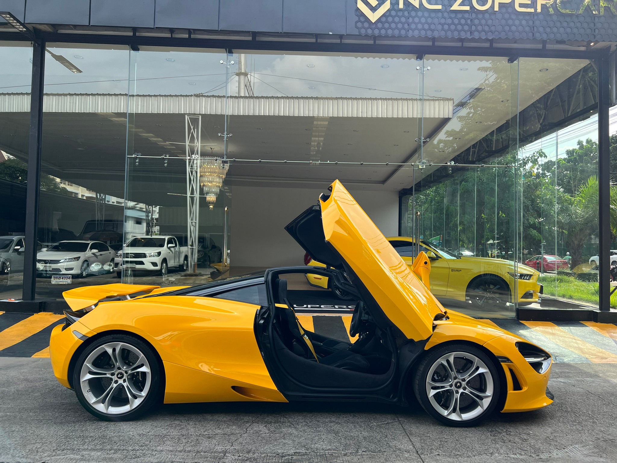 2022 McLaren 720S coupe Performance package สีเหลือง (รูปที่ 2)