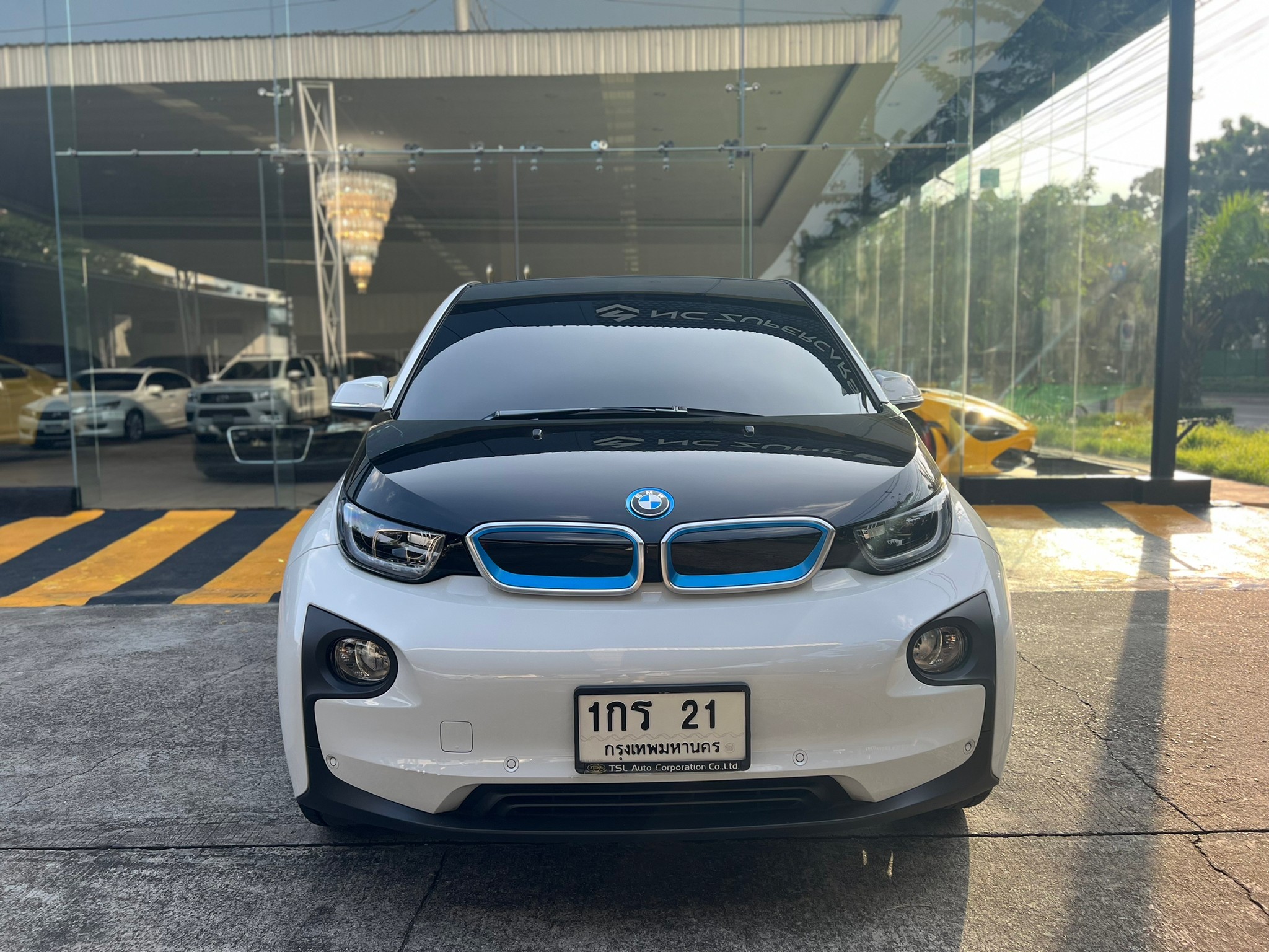 2022 BMW i3 สีขาว