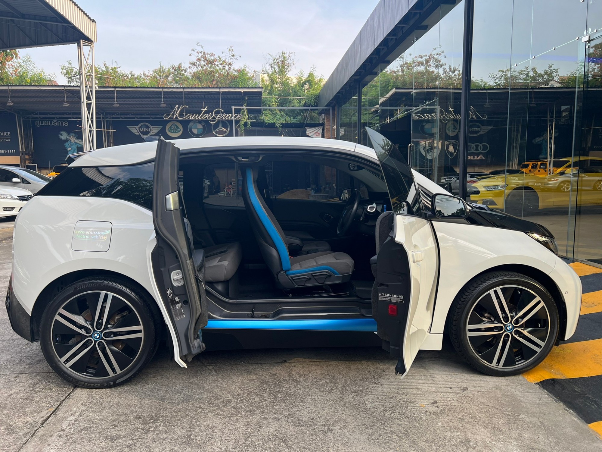 2022 BMW i3 สีขาว