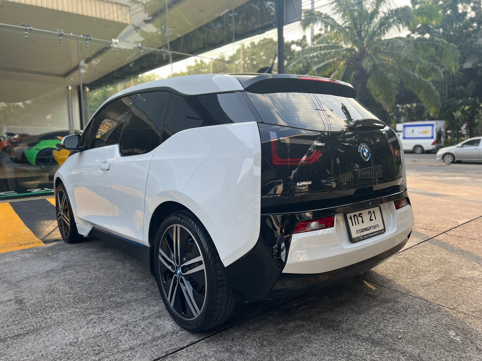 2022 BMW i3 สีขาว