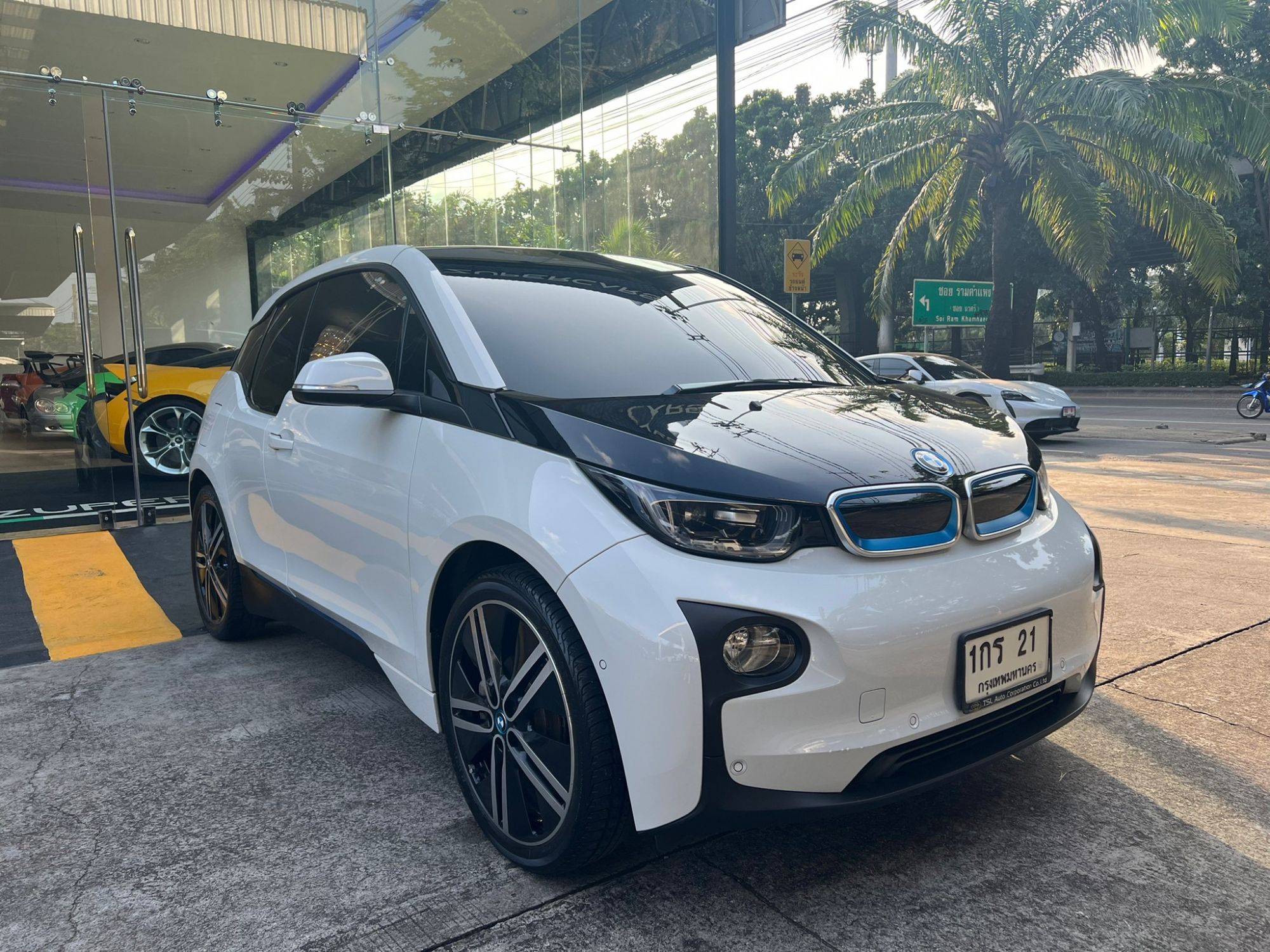 2022 BMW i3 สีขาว