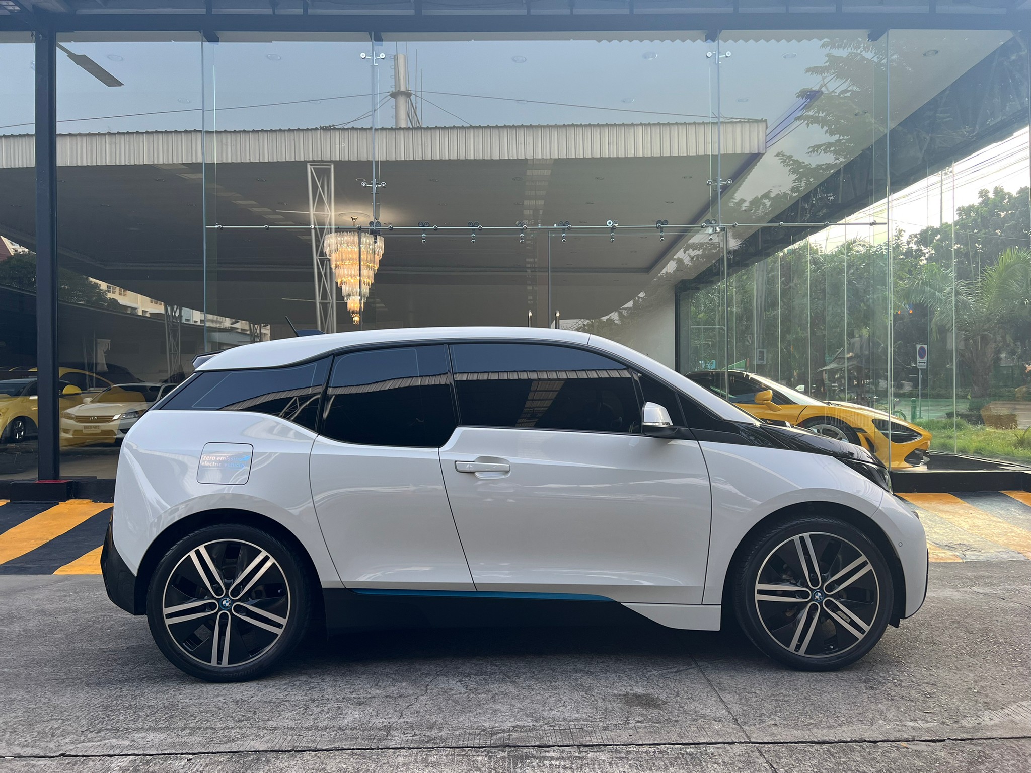 2022 BMW i3 สีขาว