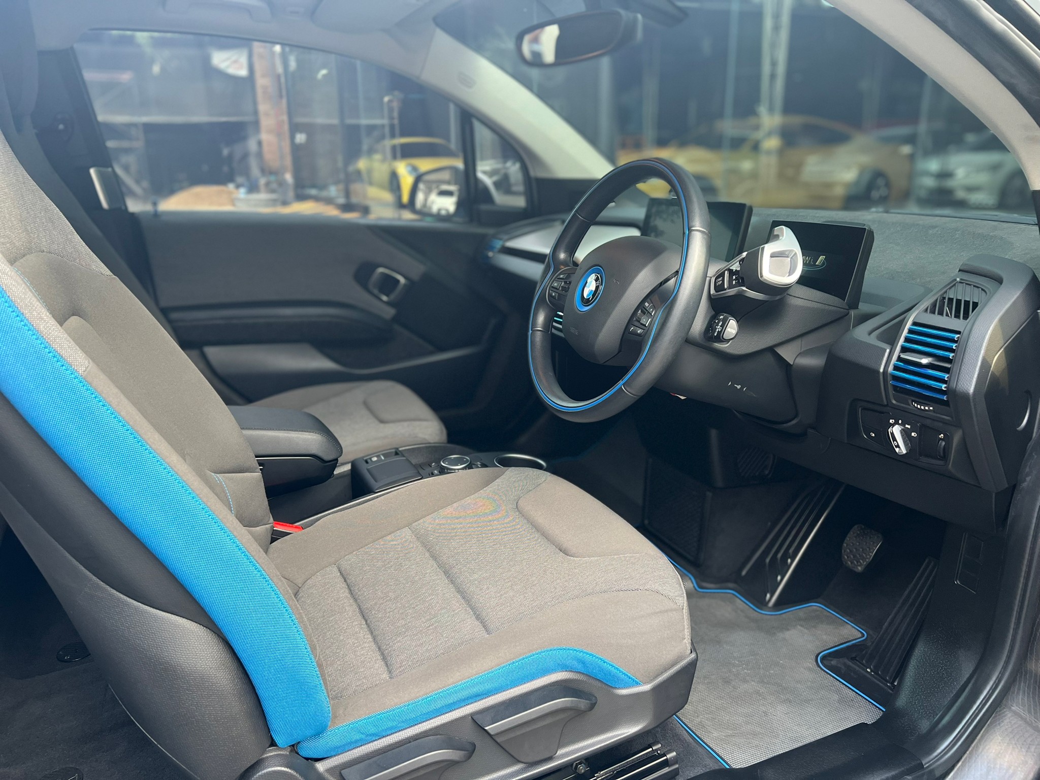 2022 BMW i3 สีขาว