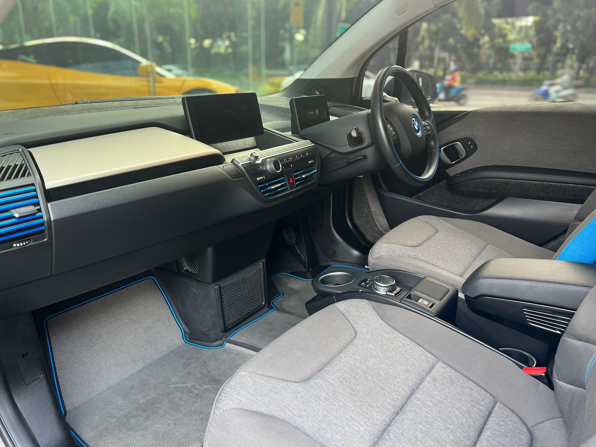 2022 BMW i3 สีขาว (รูปที่ 8)