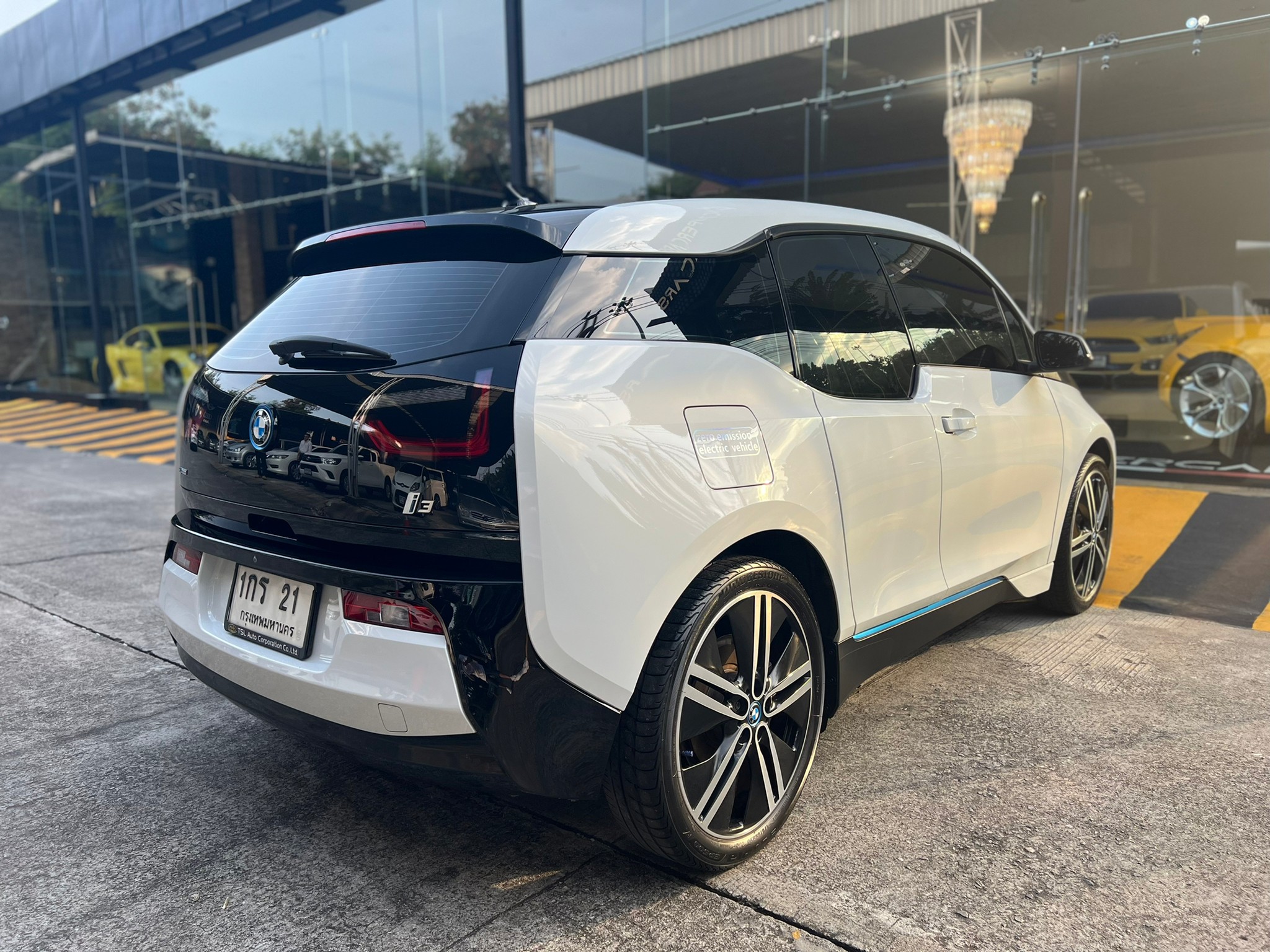 2022 BMW i3 สีขาว