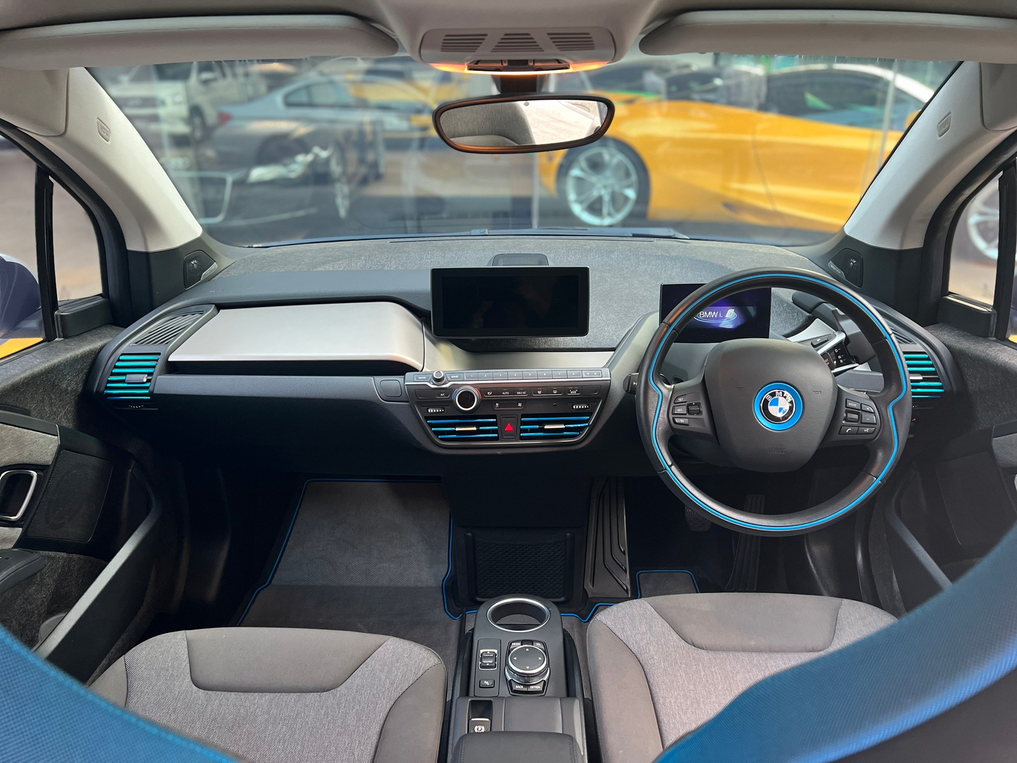 2022 BMW i3 สีขาว