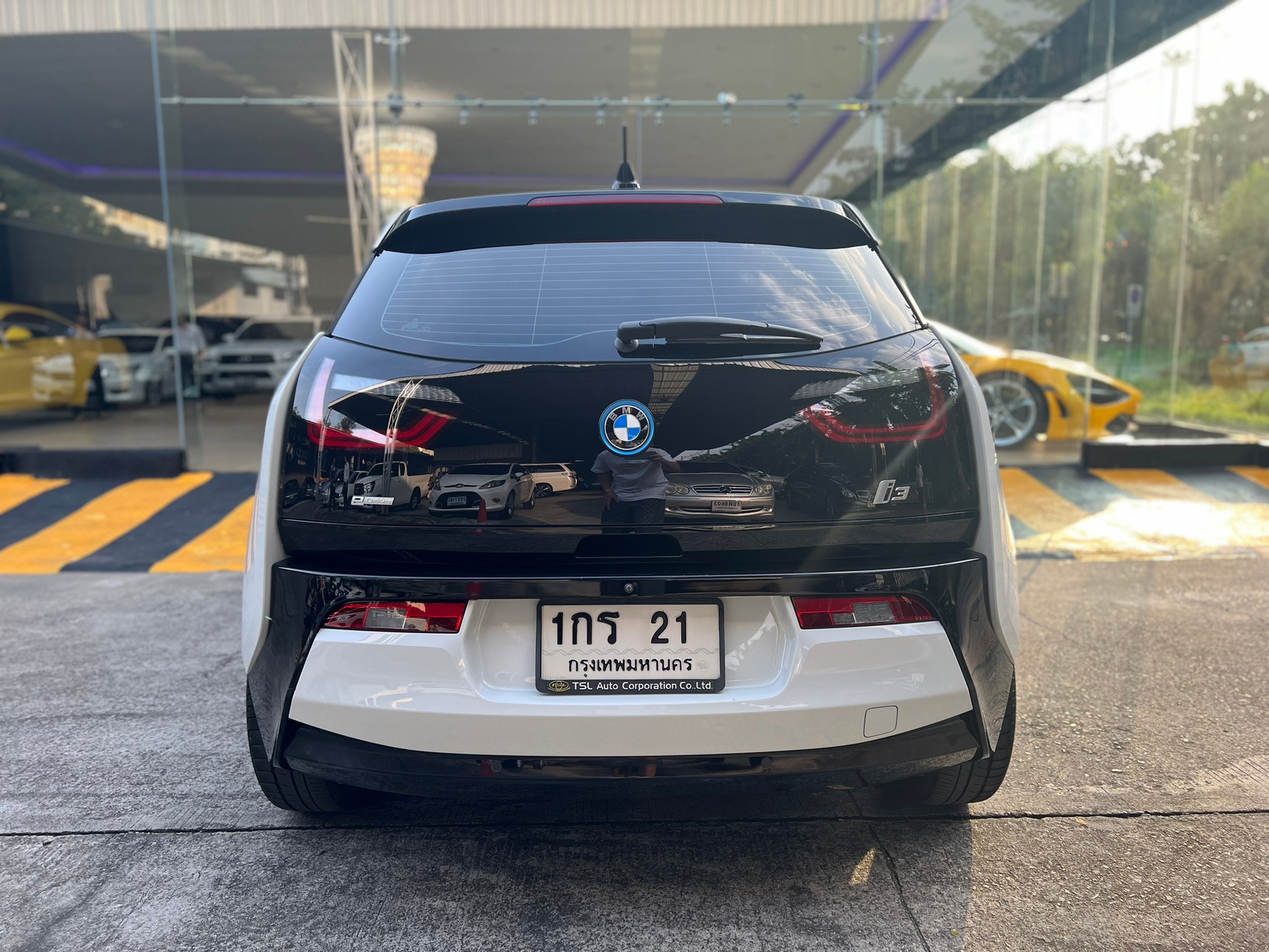 2022 BMW i3 สีขาว (รูปที่ 6)