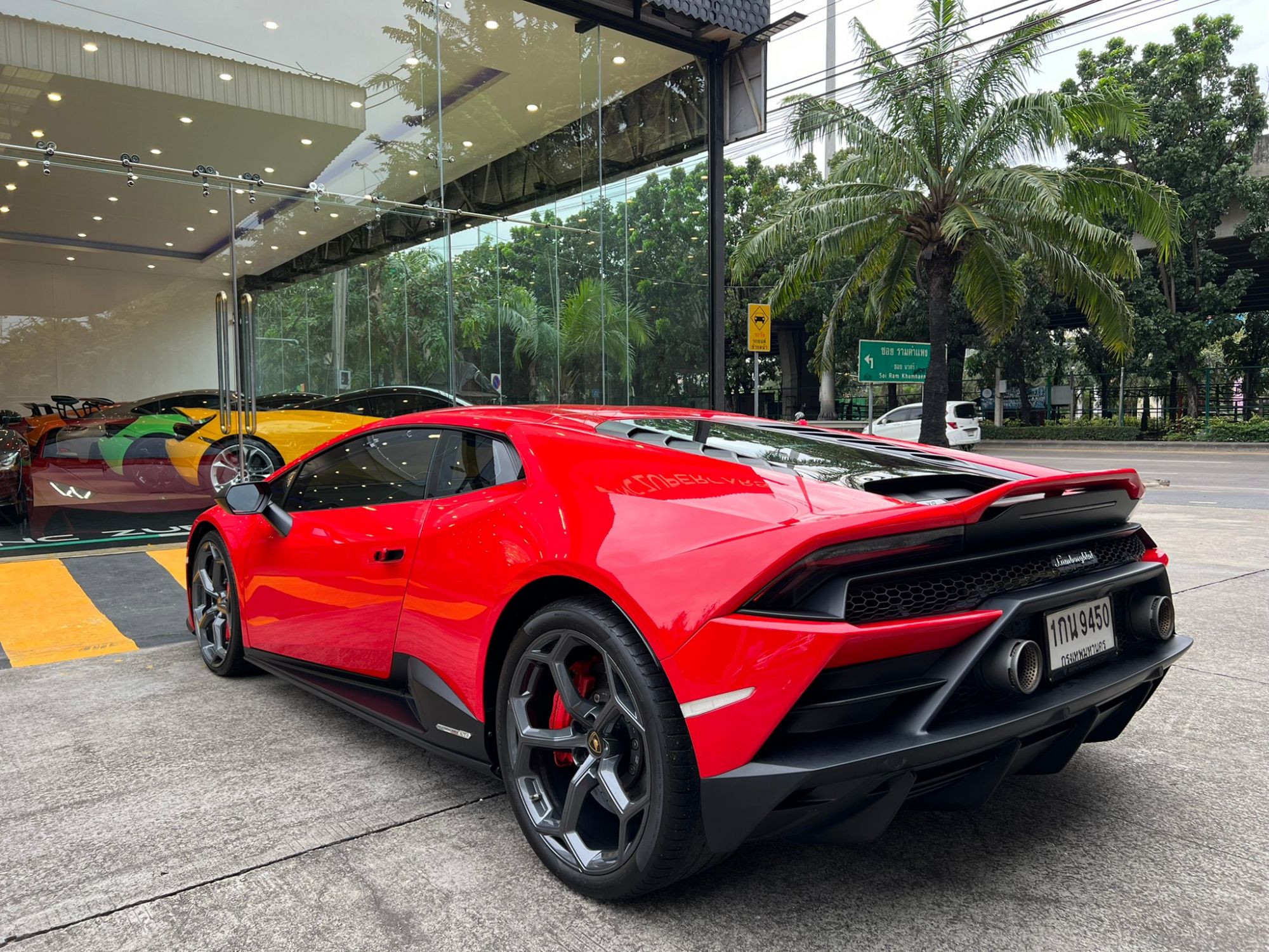 2022 Lamborghini Huracan EVO AWD สีแดง (รูปที่ 7)