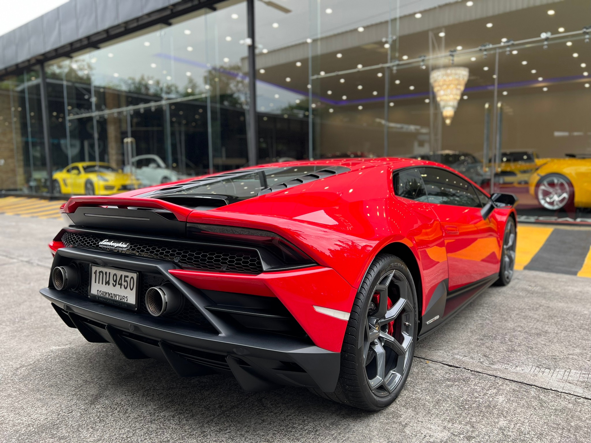 2022 Lamborghini Huracan EVO AWD สีแดง (รูปที่ 6)