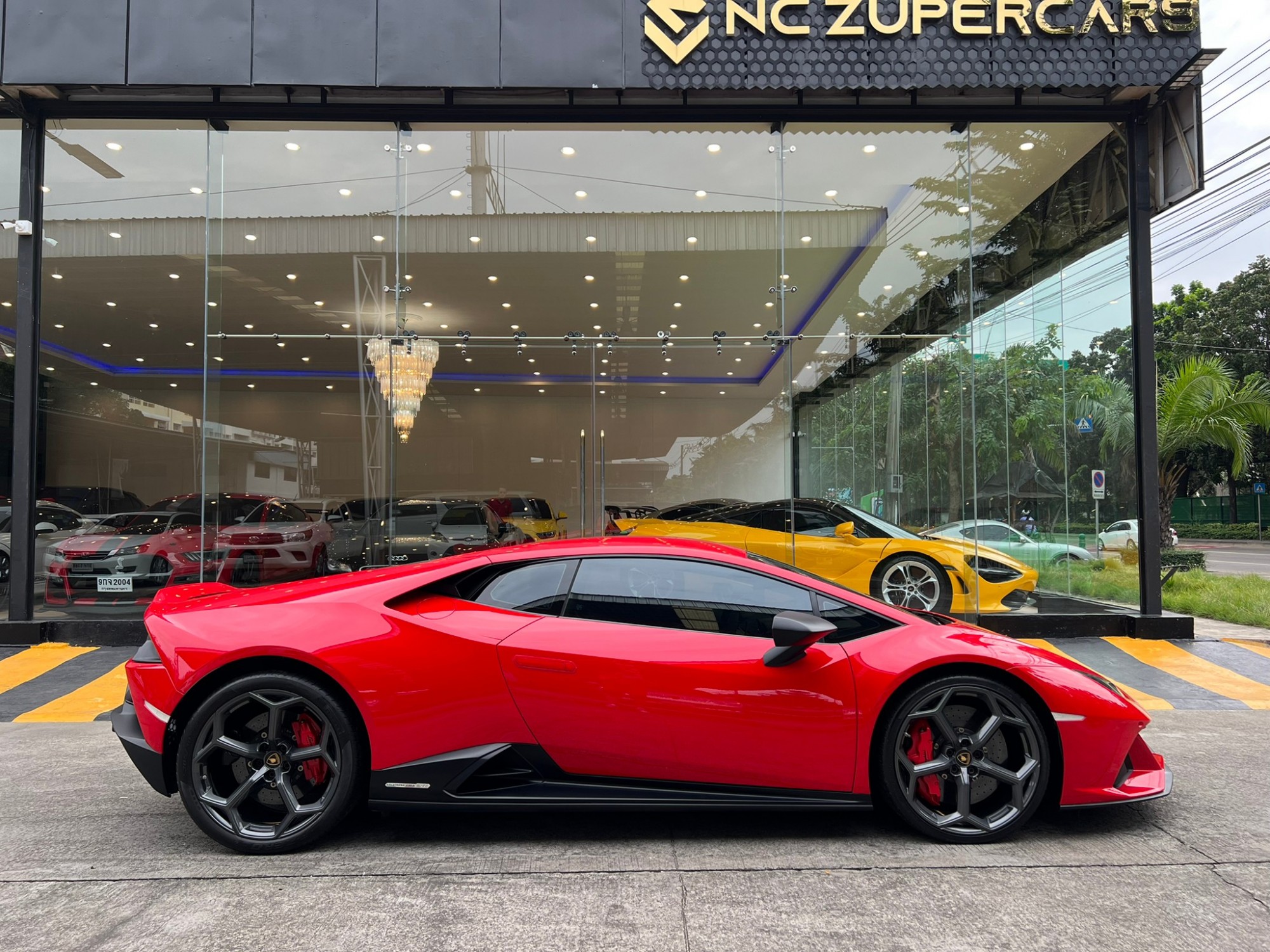 2022 Lamborghini Huracan EVO AWD สีแดง (รูปที่ 8)