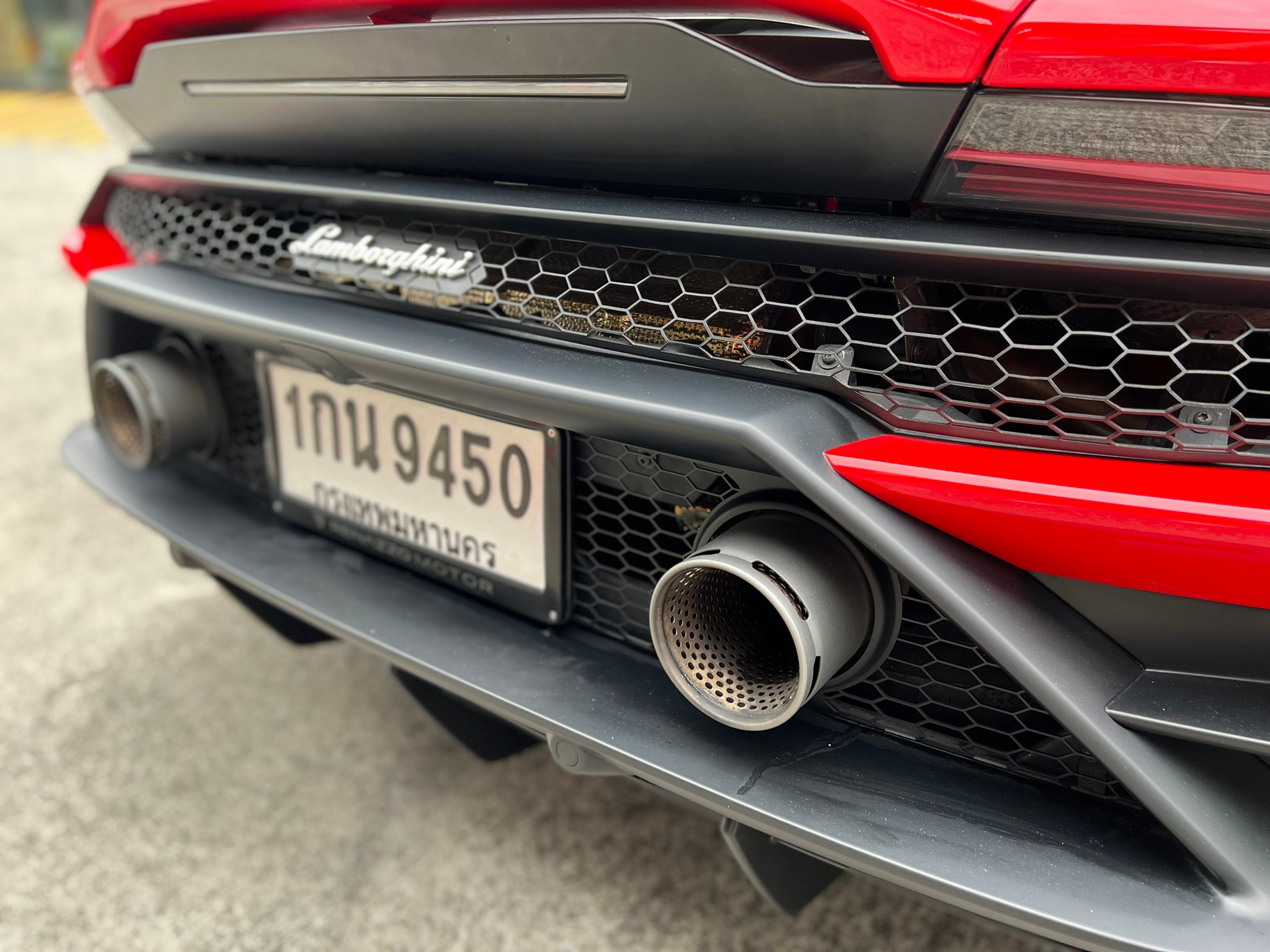 2022 Lamborghini Huracan EVO AWD สีแดง