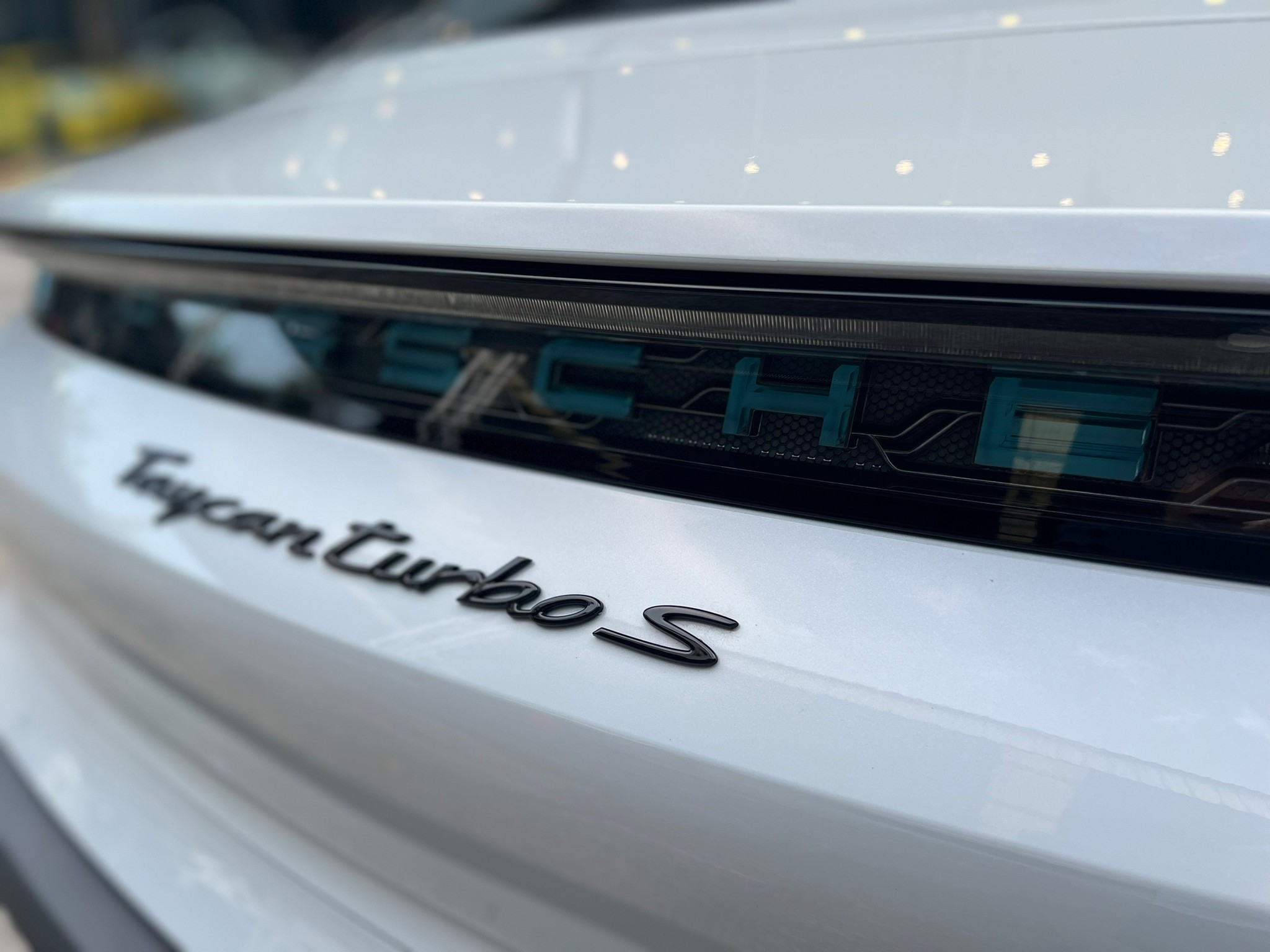2021 Porsche TAYCAN TURBO S สีขาว (รูปที่ 7)