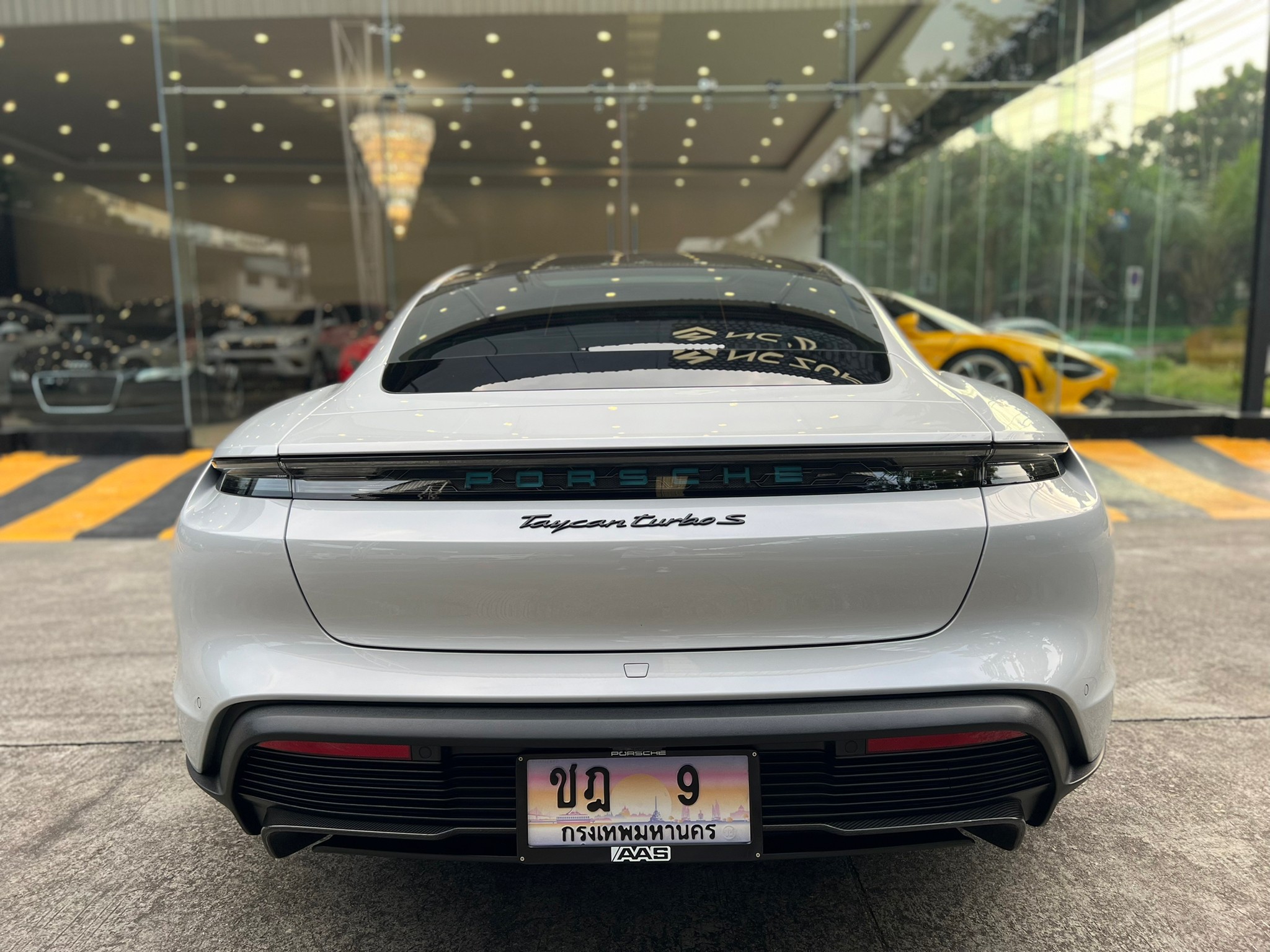 2021 Porsche TAYCAN TURBO S สีขาว (รูปที่ 6)