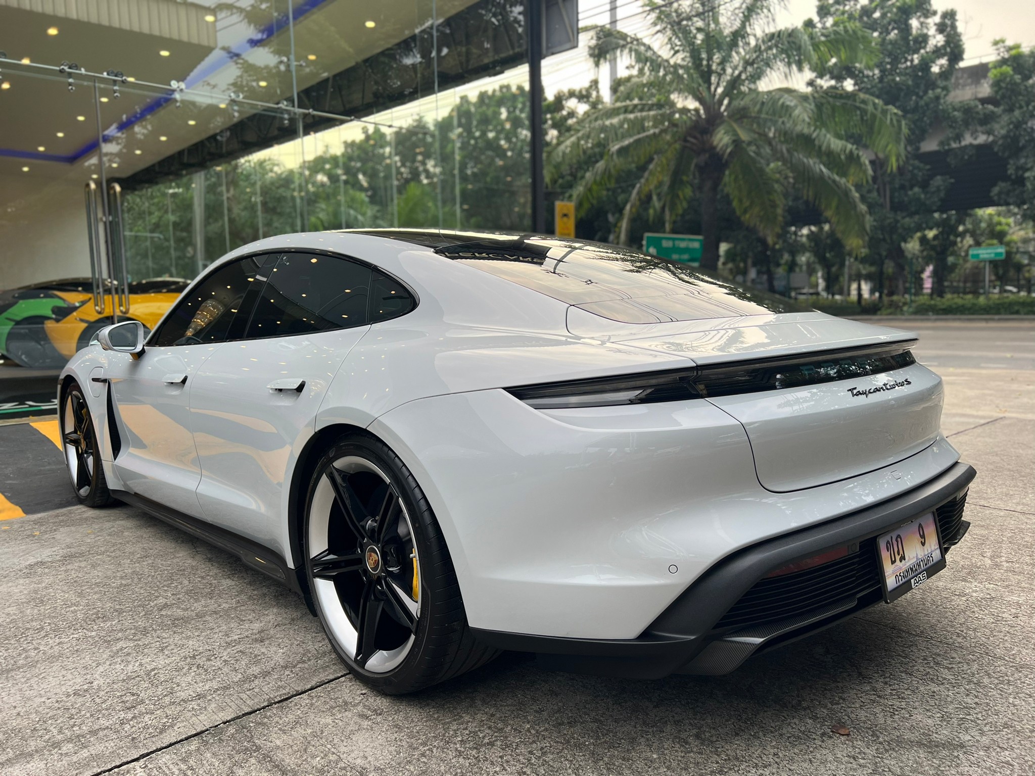2021 Porsche TAYCAN TURBO S สีขาว (รูปที่ 5)