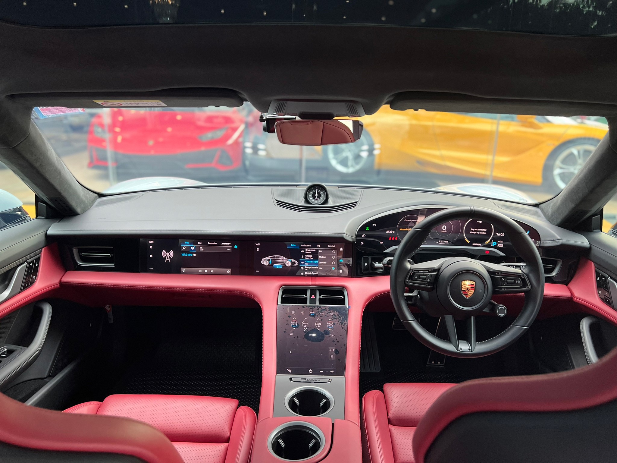 2021 Porsche TAYCAN TURBO S สีขาว (รูปที่ 11)