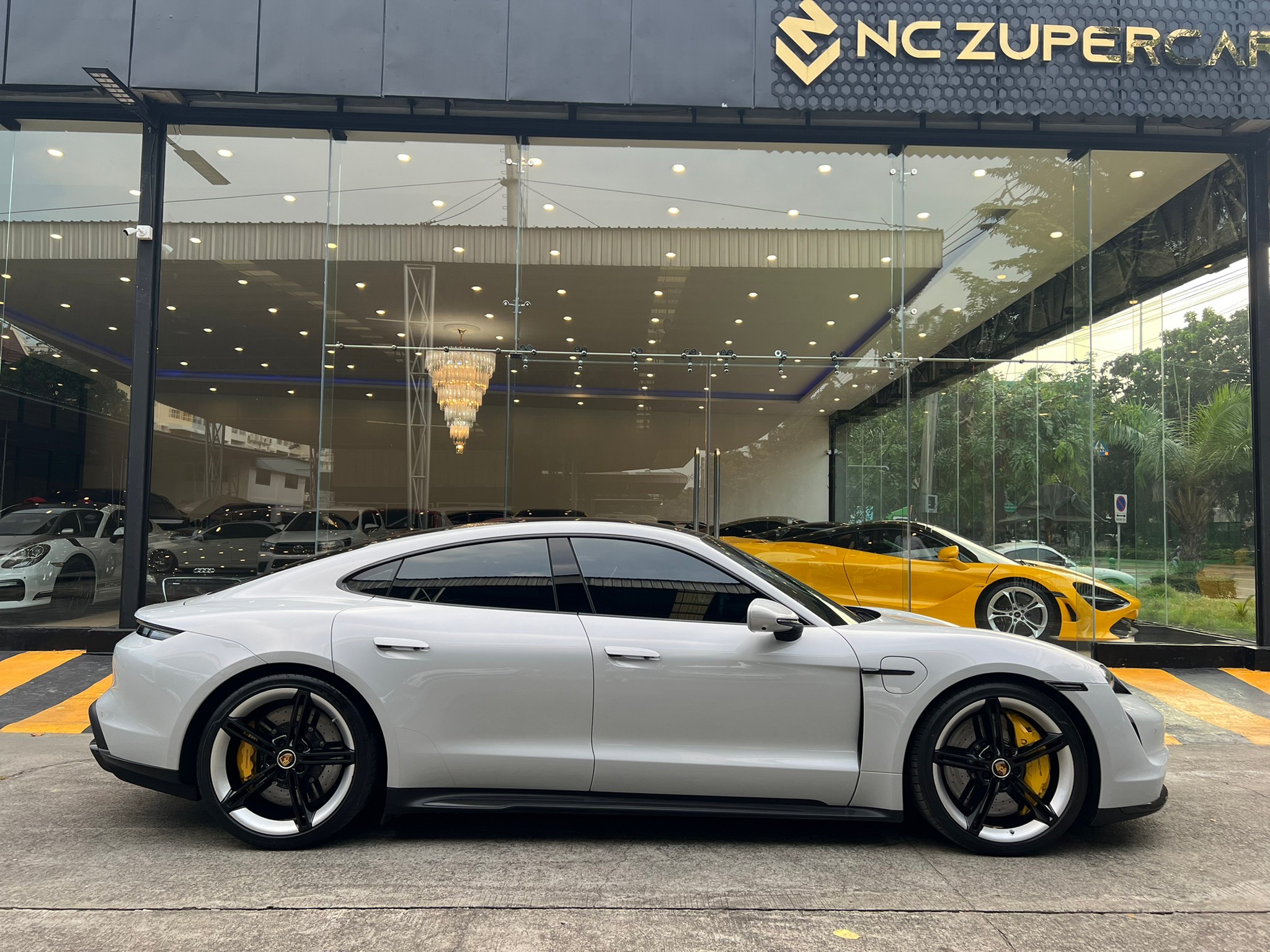 2021 Porsche TAYCAN TURBO S สีขาว (รูปที่ 8)