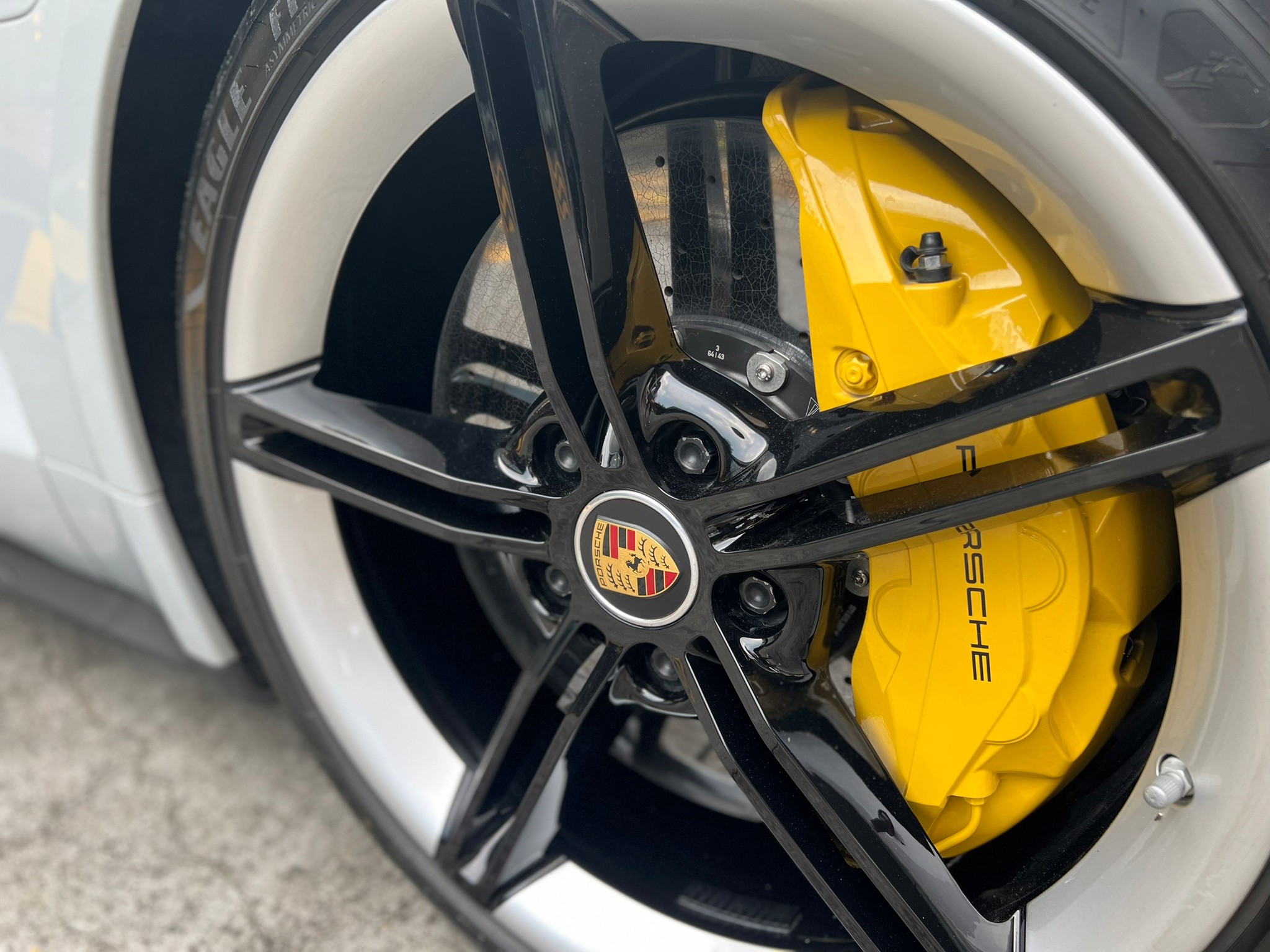 2021 Porsche TAYCAN TURBO S สีขาว (รูปที่ 13)