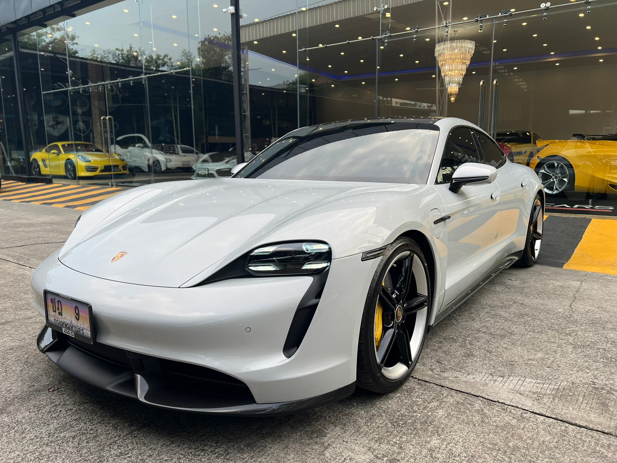 2021 Porsche TAYCAN TURBO S สีขาว (รูปที่ 2)