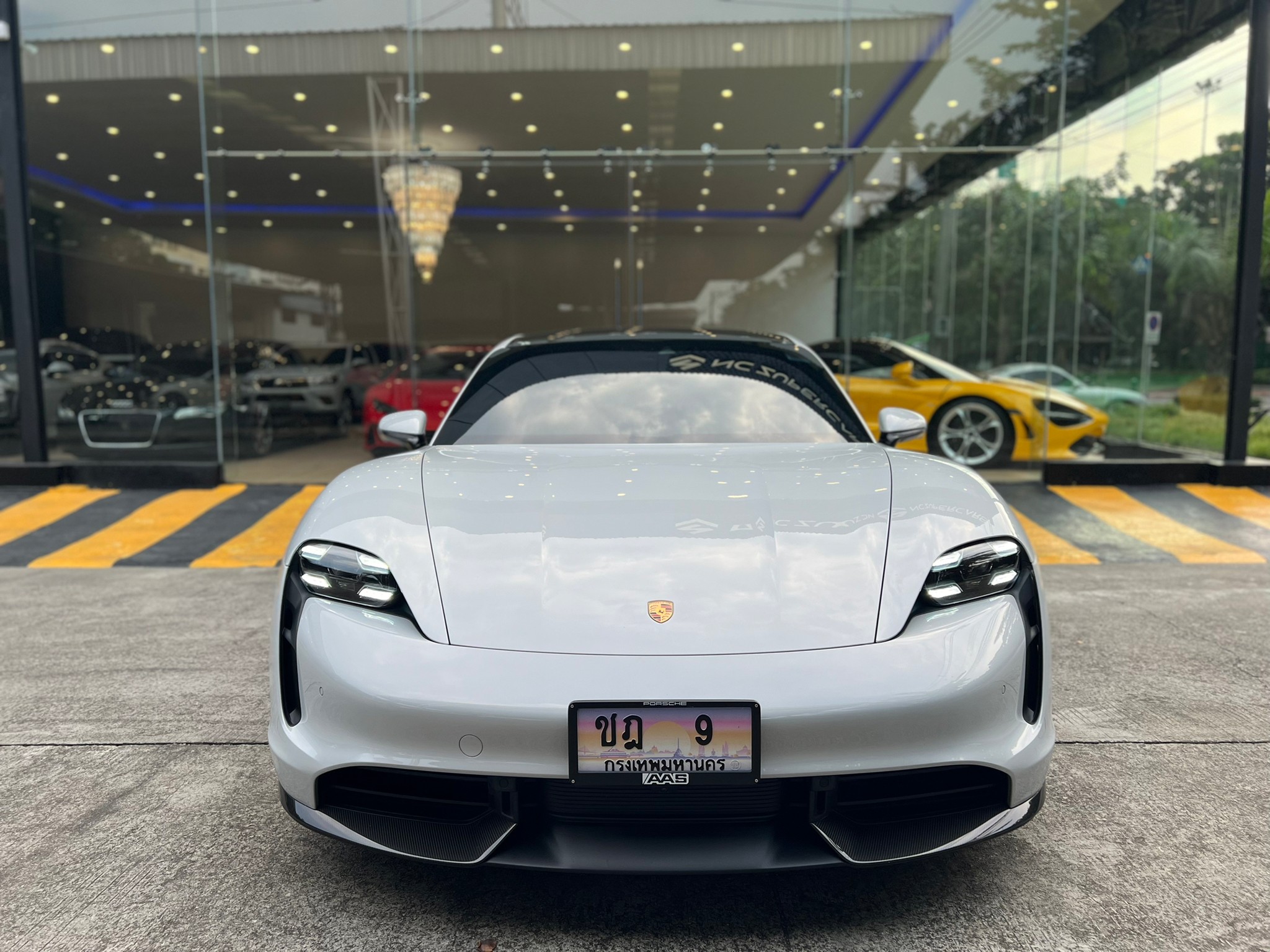 2021 Porsche TAYCAN TURBO S สีขาว (รูปที่ 4)
