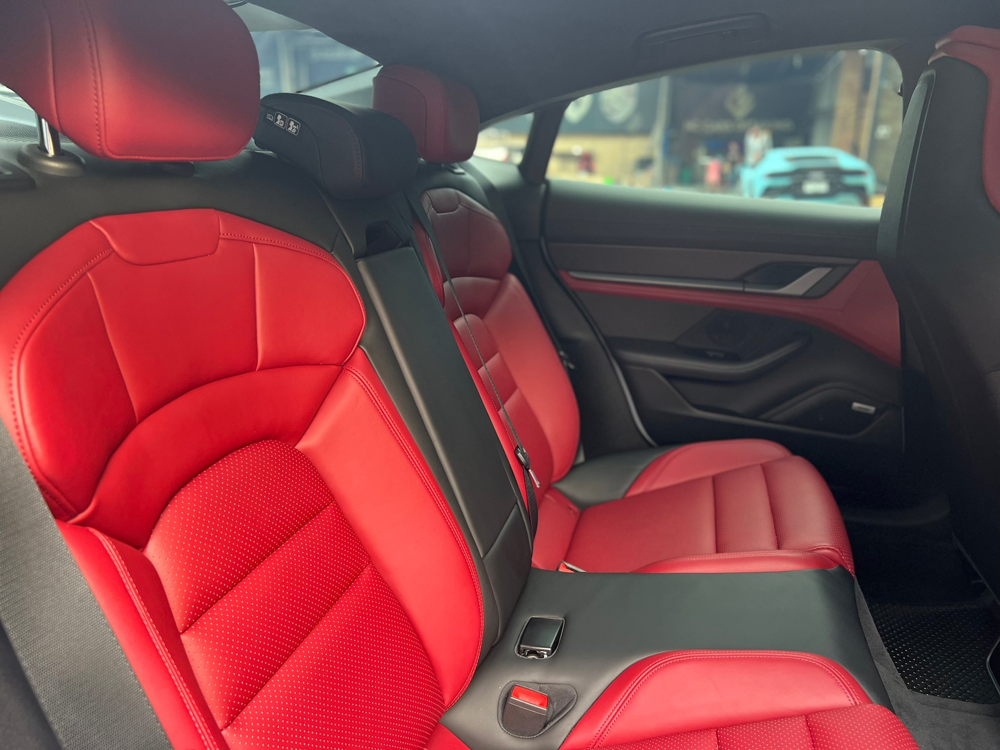 2021 Porsche TAYCAN TURBO S สีขาว (รูปที่ 9)