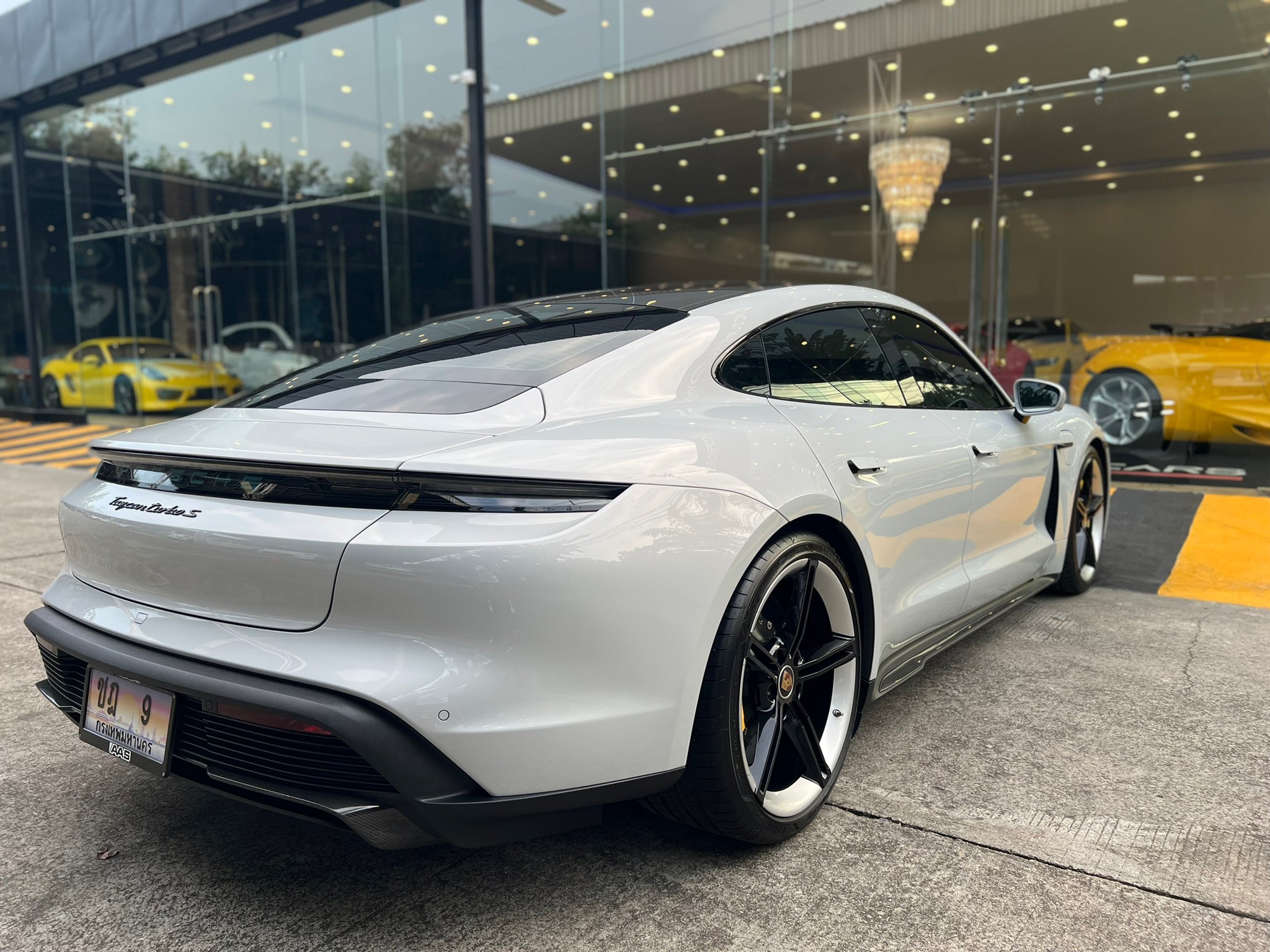 2021 Porsche TAYCAN TURBO S สีขาว (รูปที่ 3)
