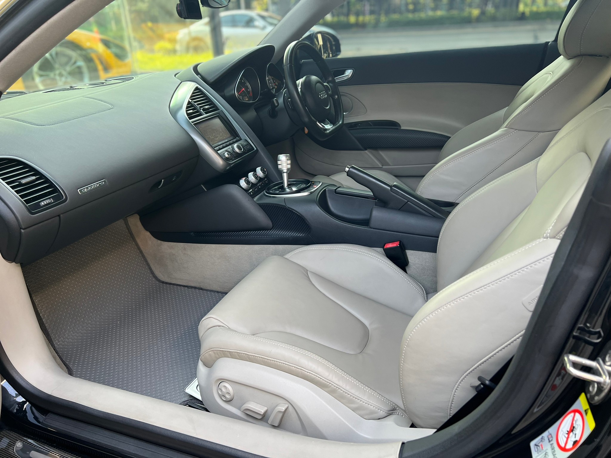 2012 Audi R8 V8 coupe สีดำ (รูปที่ 19)