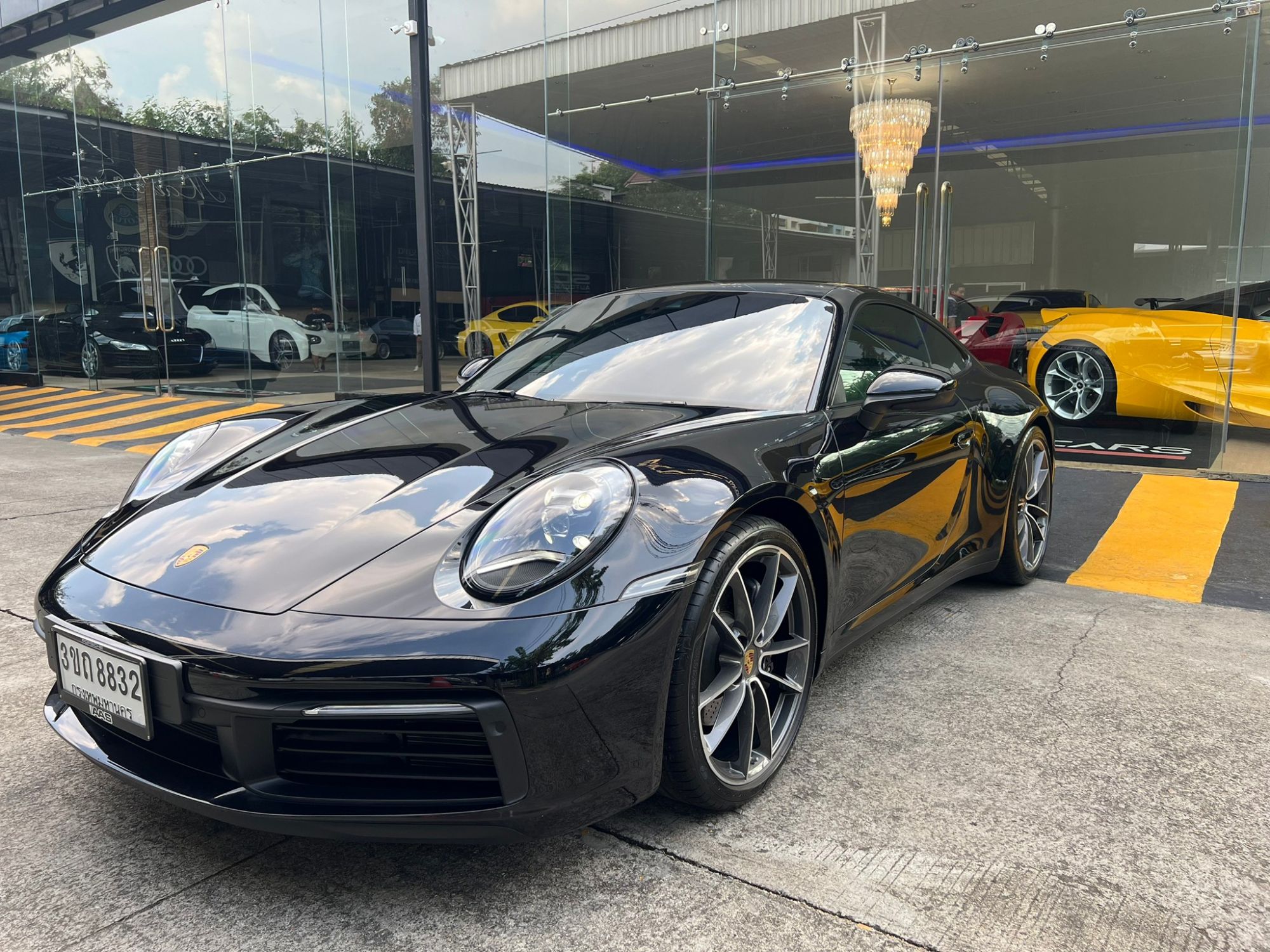 2021 Porsche Carrera 992 coupe สีดำ (รูปที่ 2)