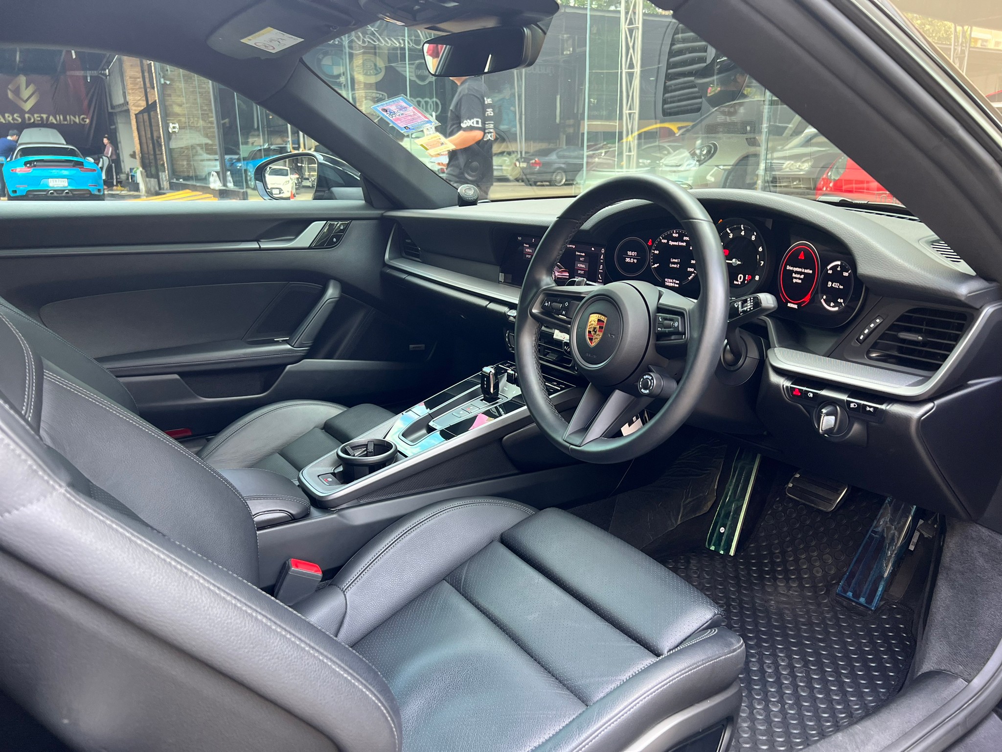 2021 Porsche Carrera 992 coupe สีดำ (รูปที่ 14)
