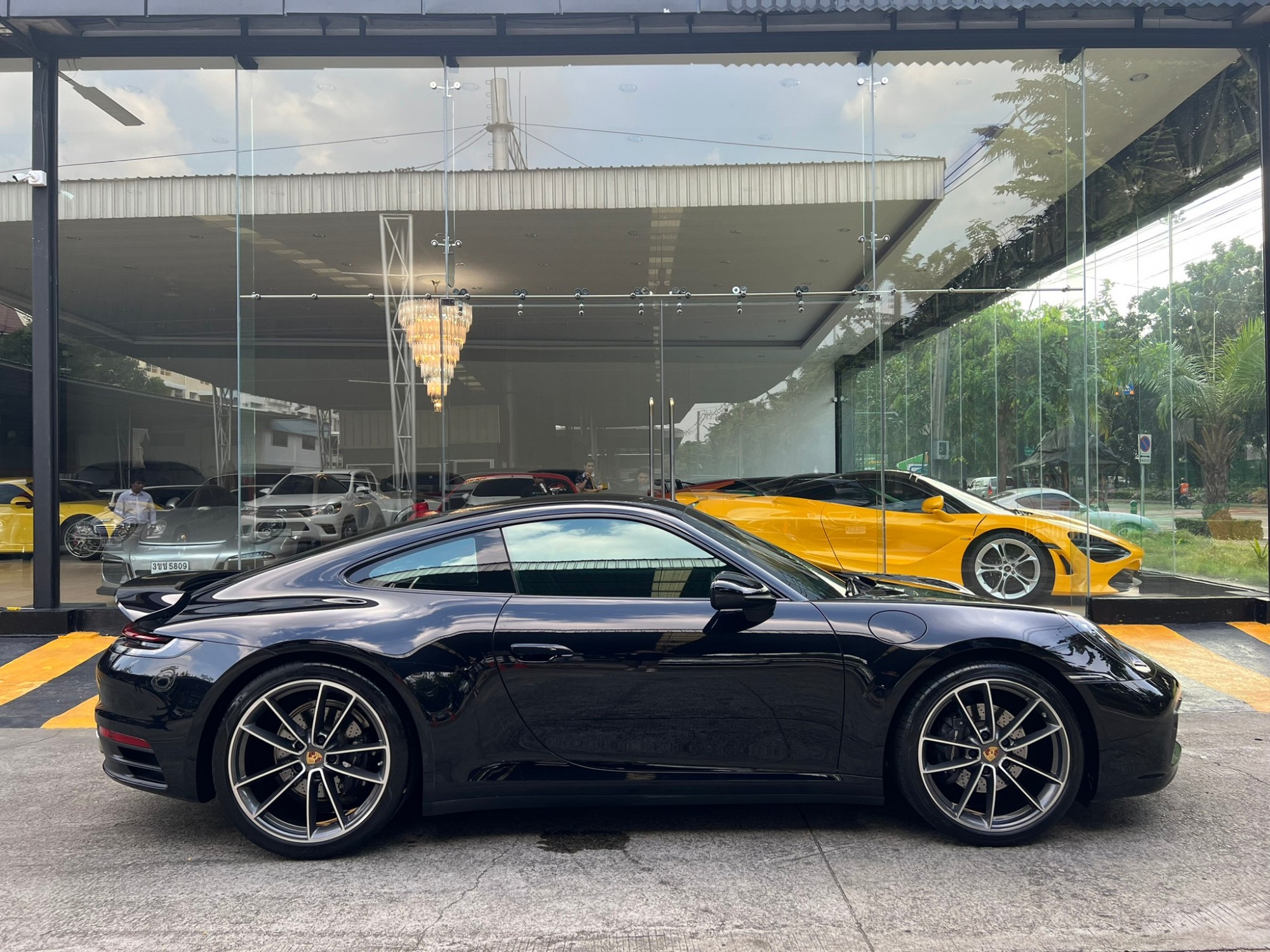 2021 Porsche Carrera 992 coupe สีดำ