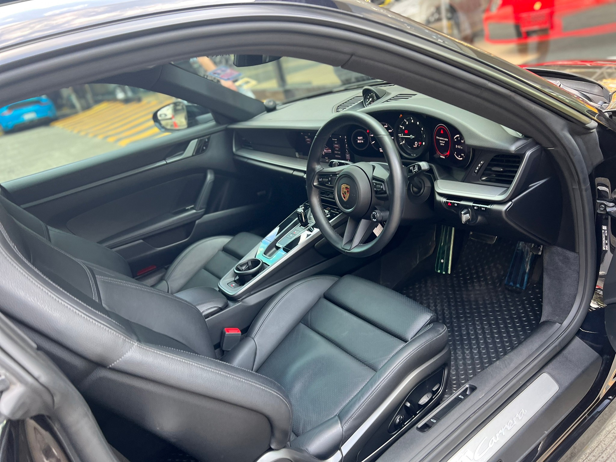 2021 Porsche Carrera 992 coupe สีดำ (รูปที่ 19)