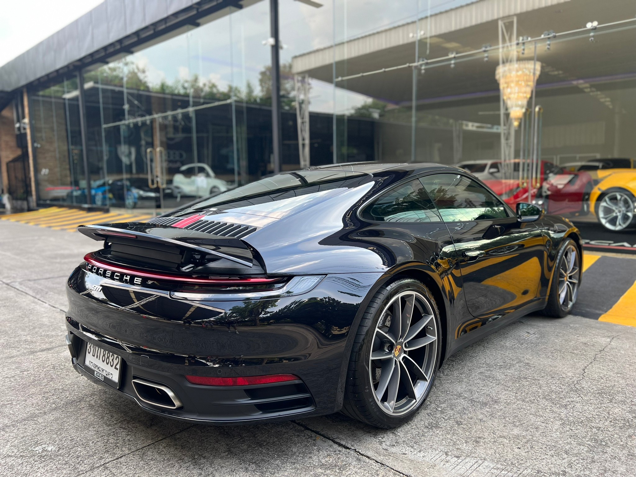 2021 Porsche Carrera 992 coupe สีดำ (รูปที่ 4)