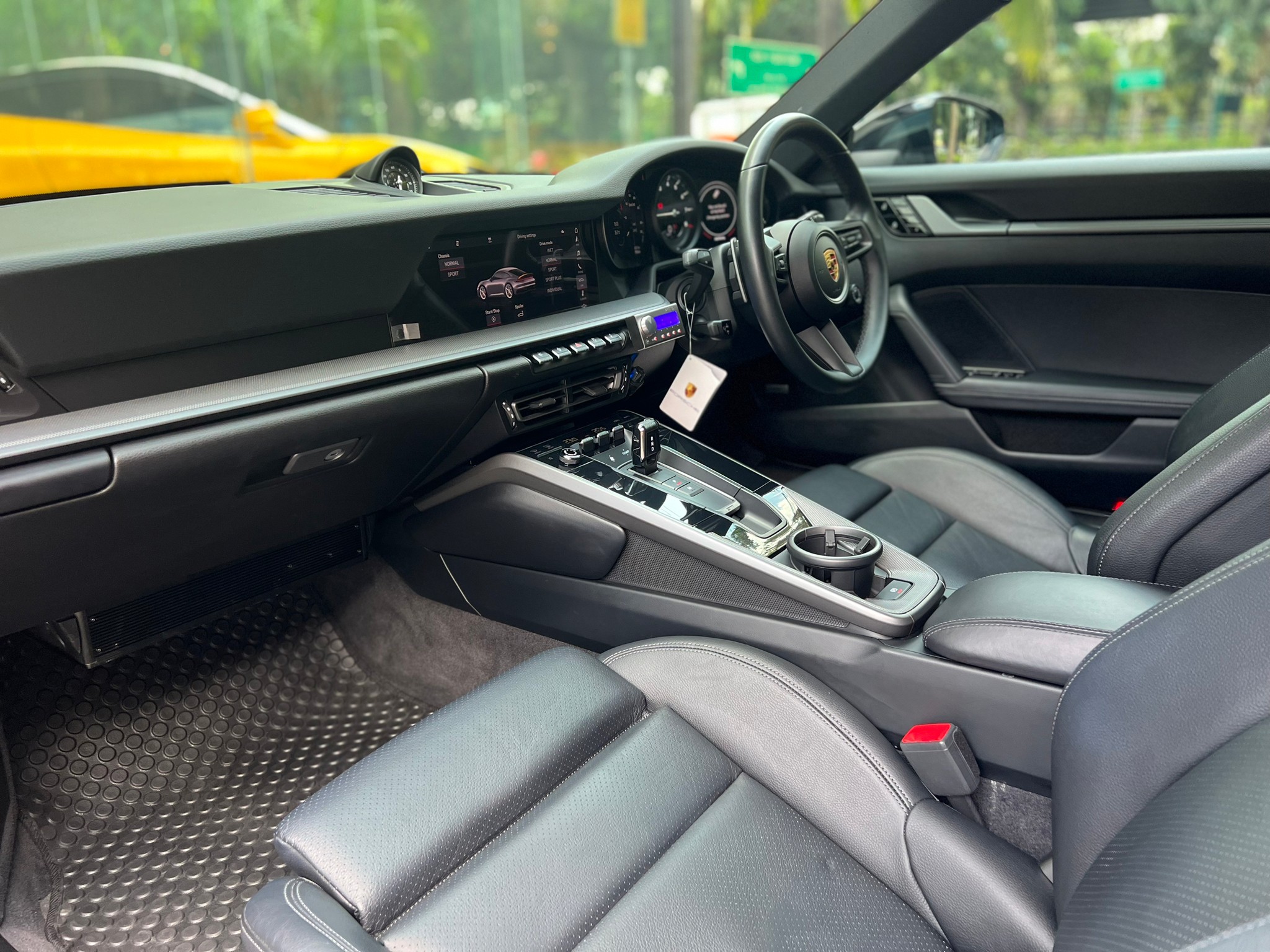 2021 Porsche Carrera 992 coupe สีดำ (รูปที่ 10)