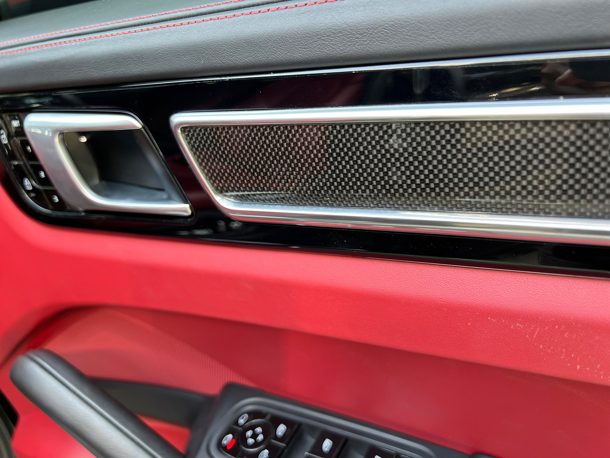 2018 Porsche Cayenne E-Hybrid สีดำ (รูปที่ 16)