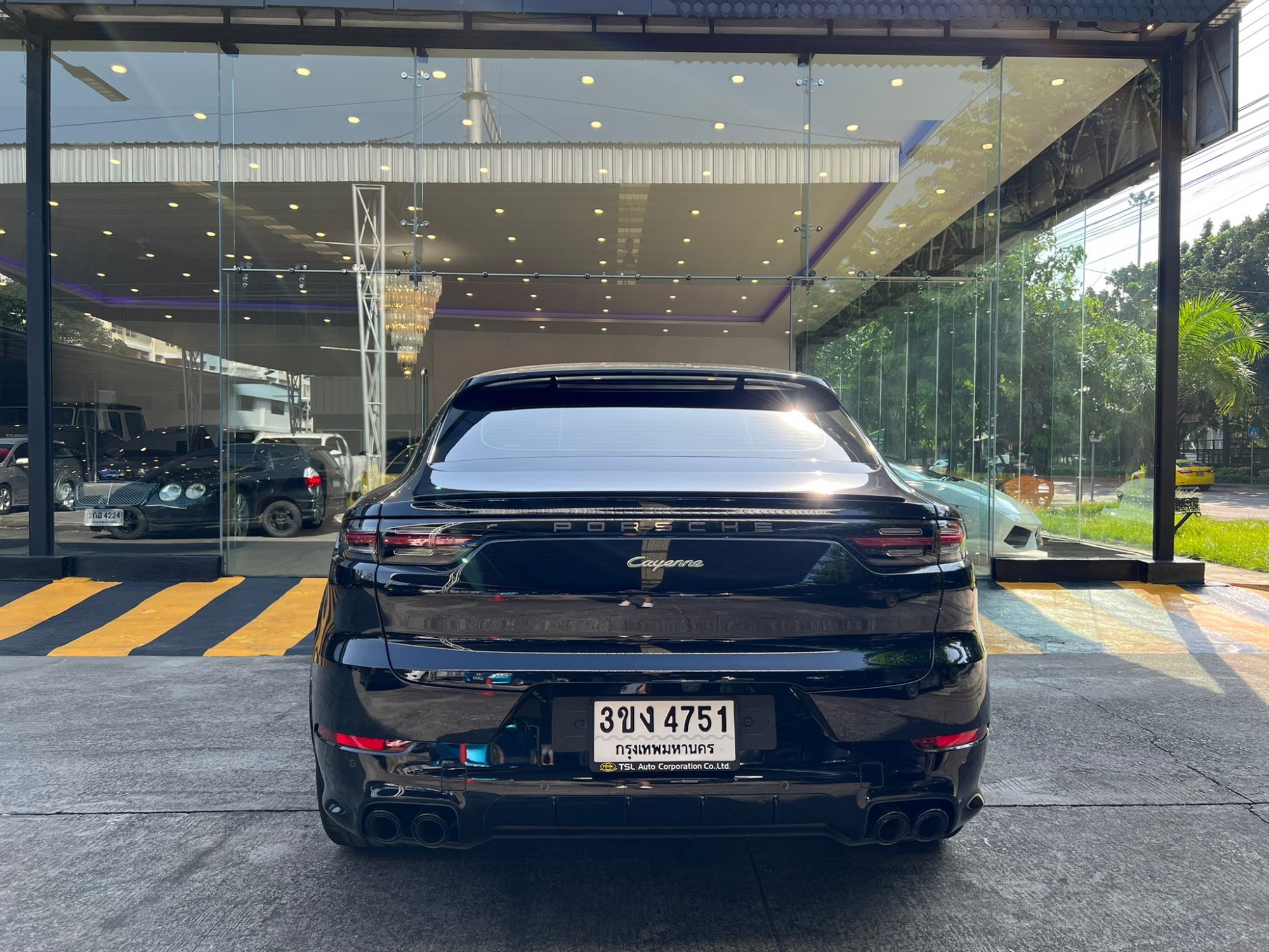 2018 Porsche Cayenne E-Hybrid สีดำ (รูปที่ 18)