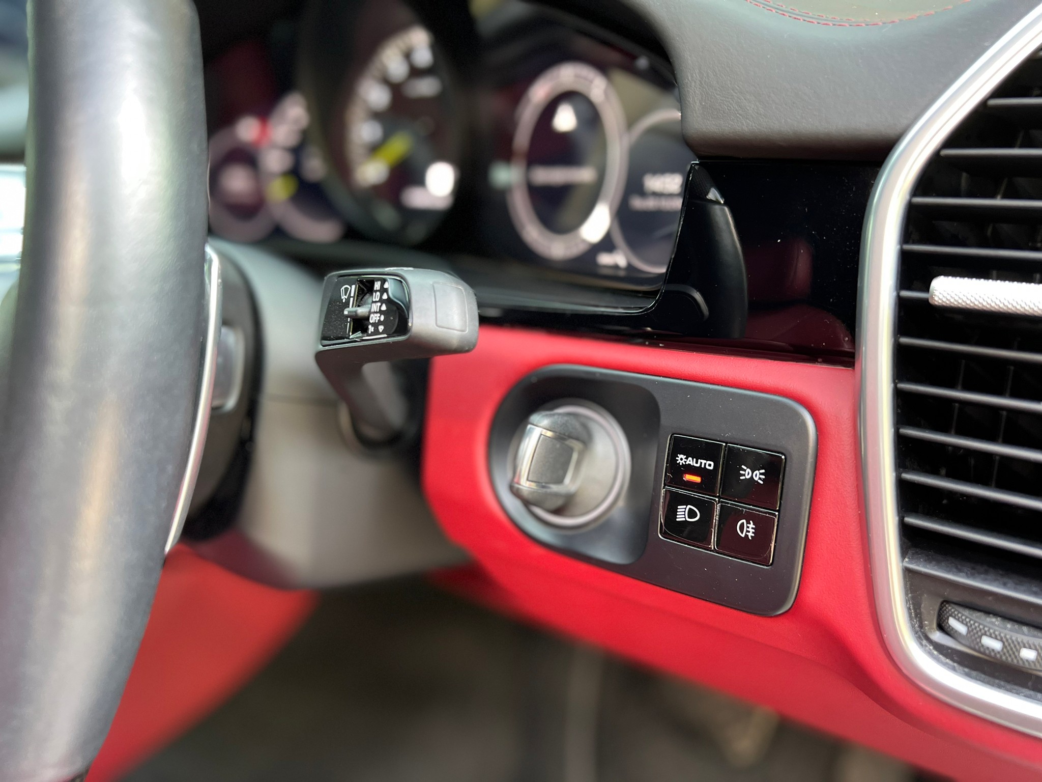 2018 Porsche Cayenne E-Hybrid สีดำ (รูปที่ 13)