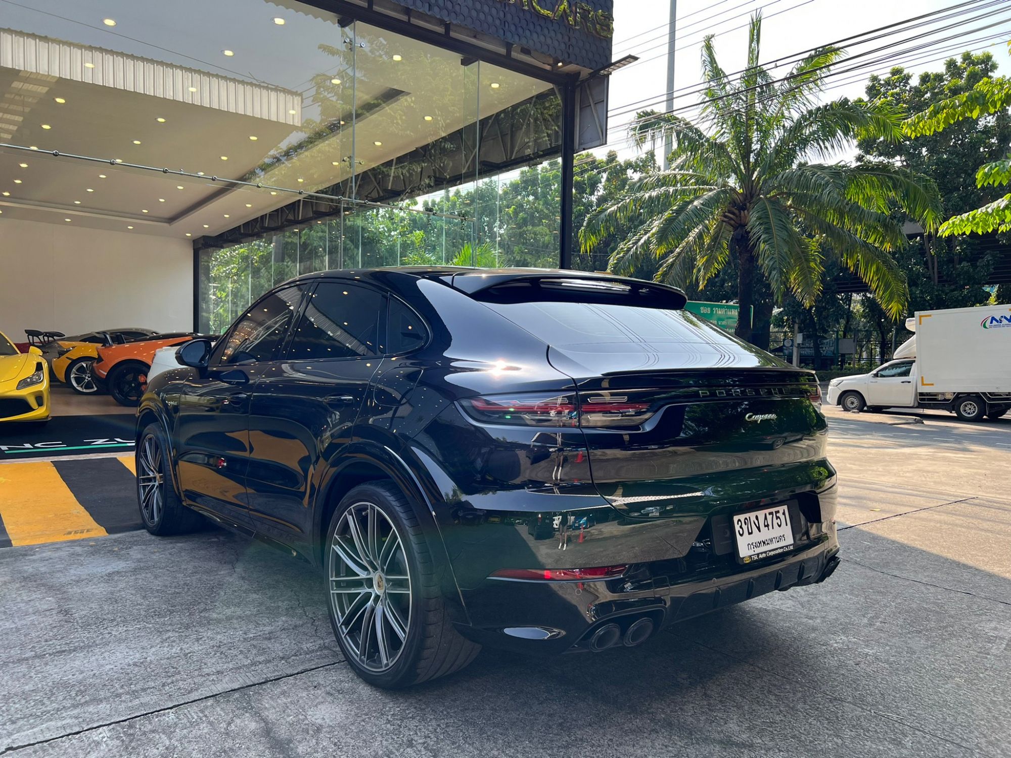 2018 Porsche Cayenne E-Hybrid สีดำ (รูปที่ 19)
