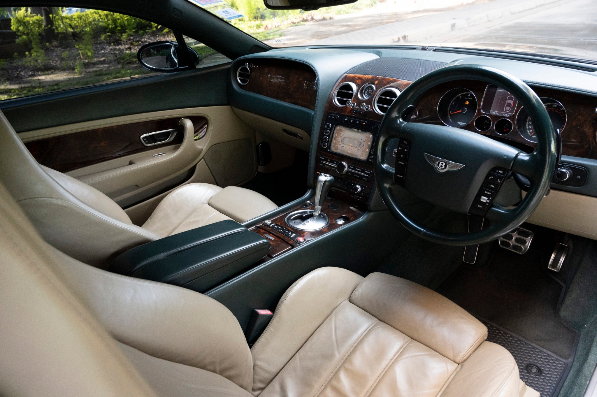 2012 Bentley Continental GT สีดำ (รูปที่ 18)