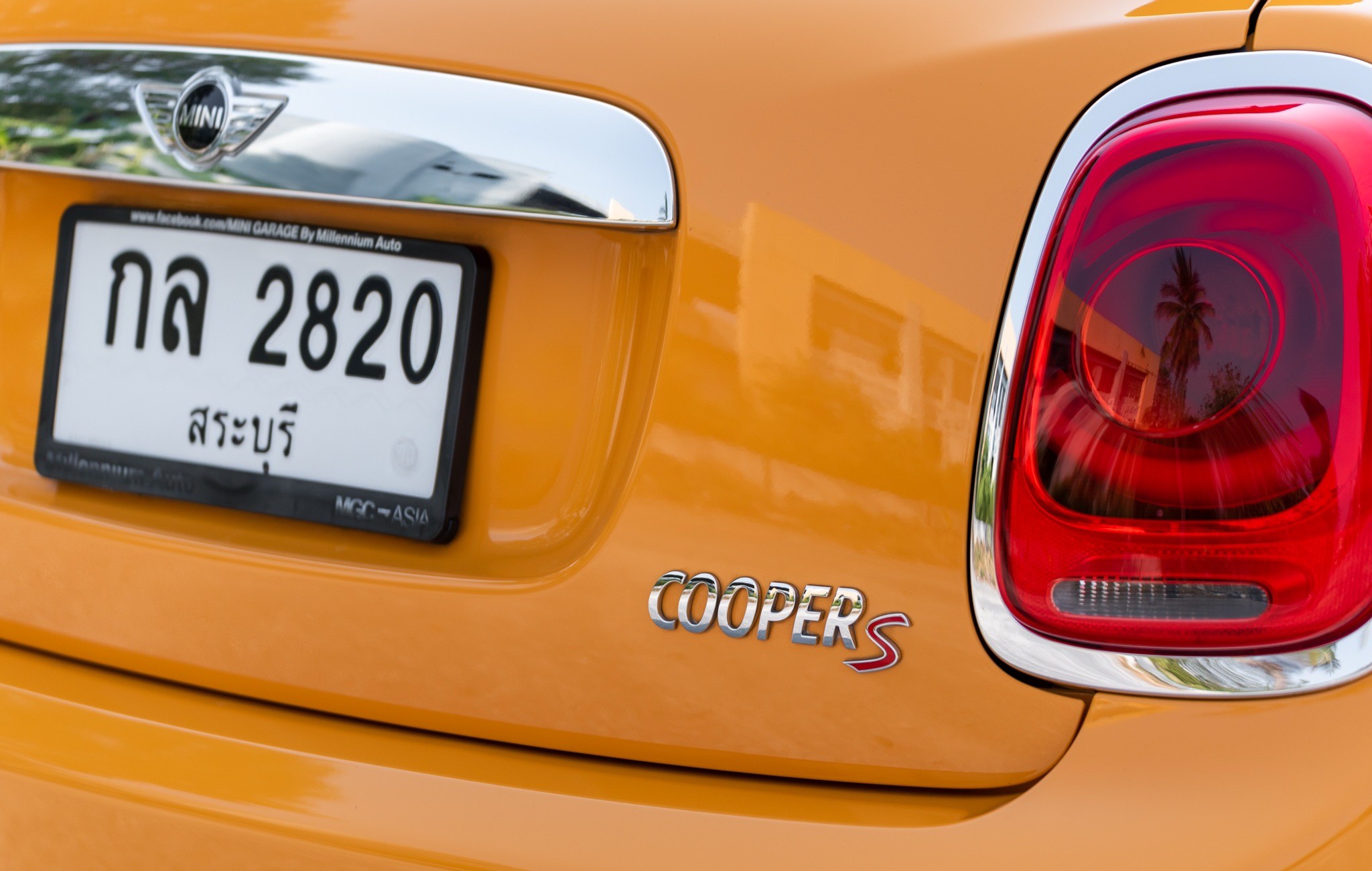 2022 Mini COOPER S 5-TURER RHD สีส้ม