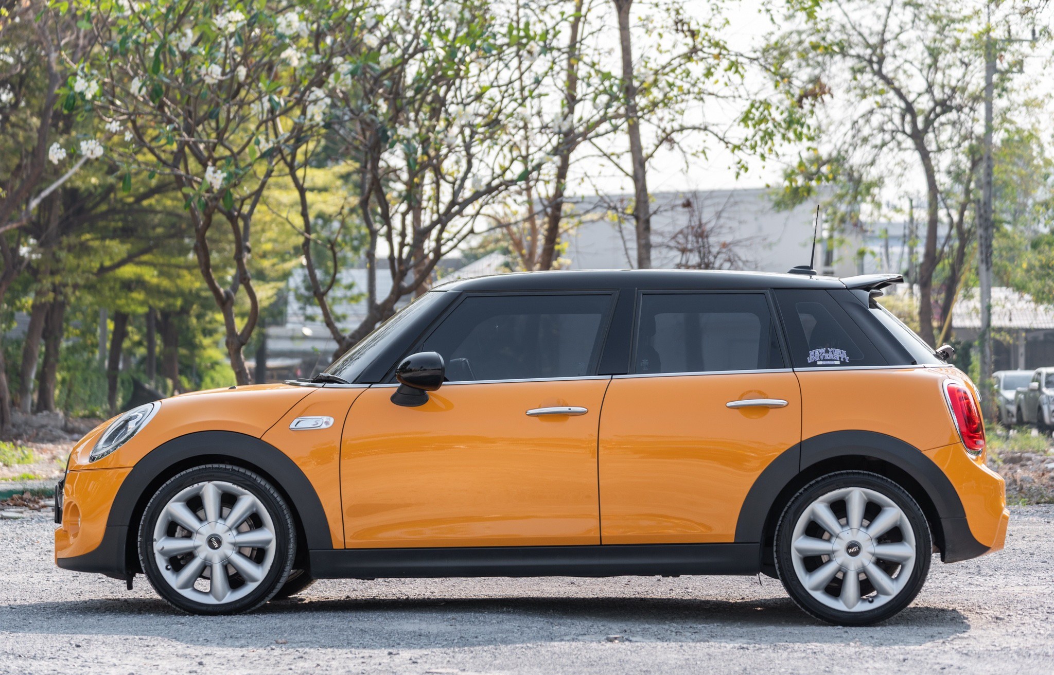 2022 Mini COOPER S 5-TURER RHD สีส้ม (รูปที่ 4)