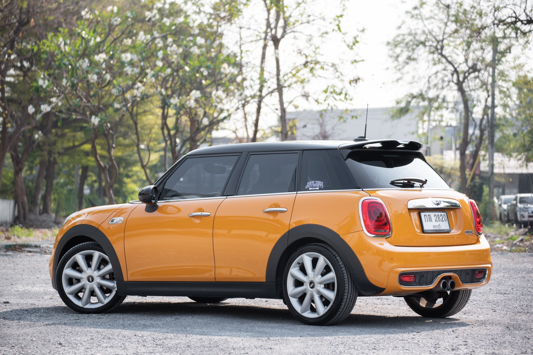 2022 Mini COOPER S 5-TURER RHD สีส้ม