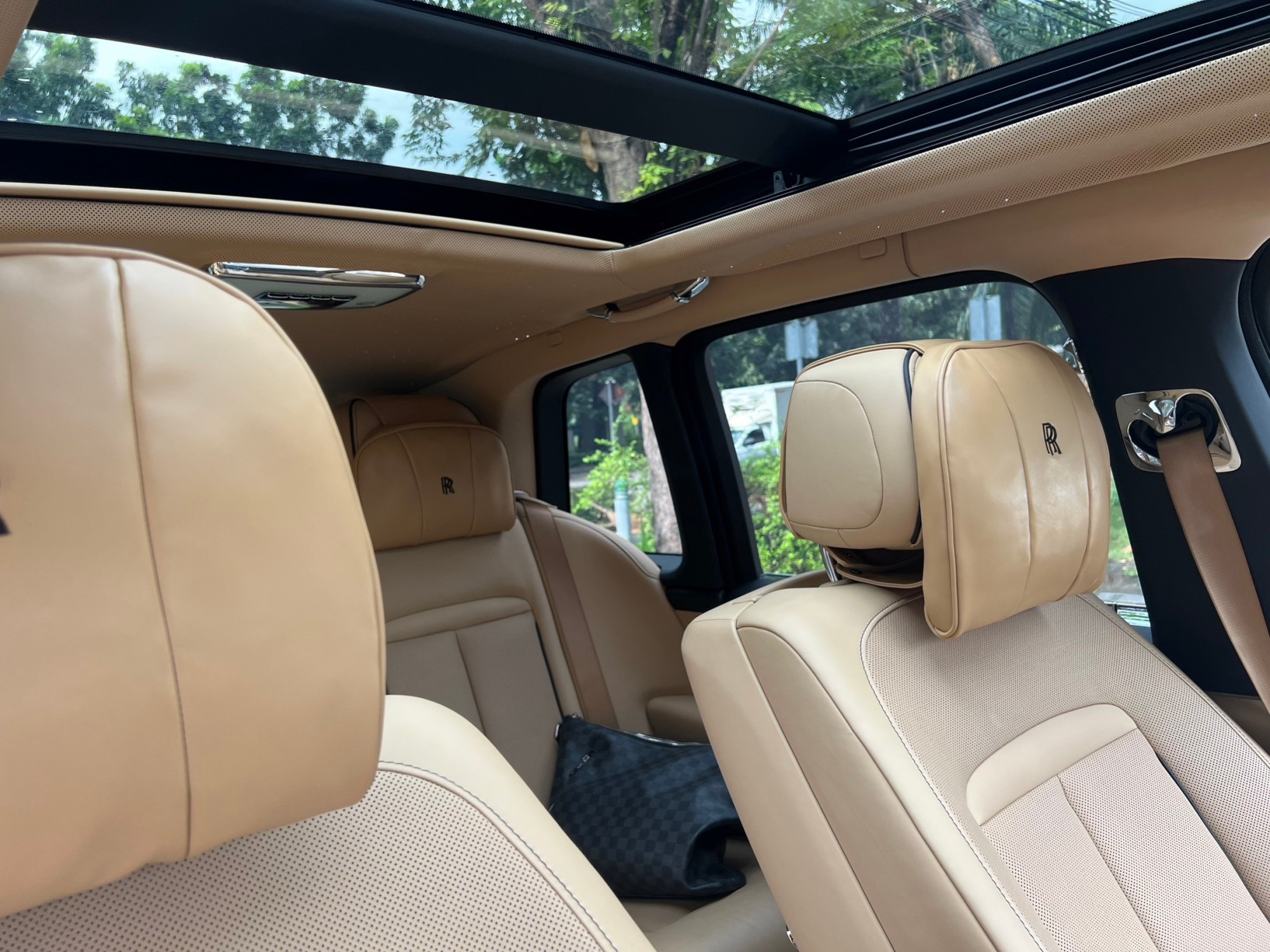 2021 Rolls-Royce Cullinan สีดำ (รูปที่ 11)