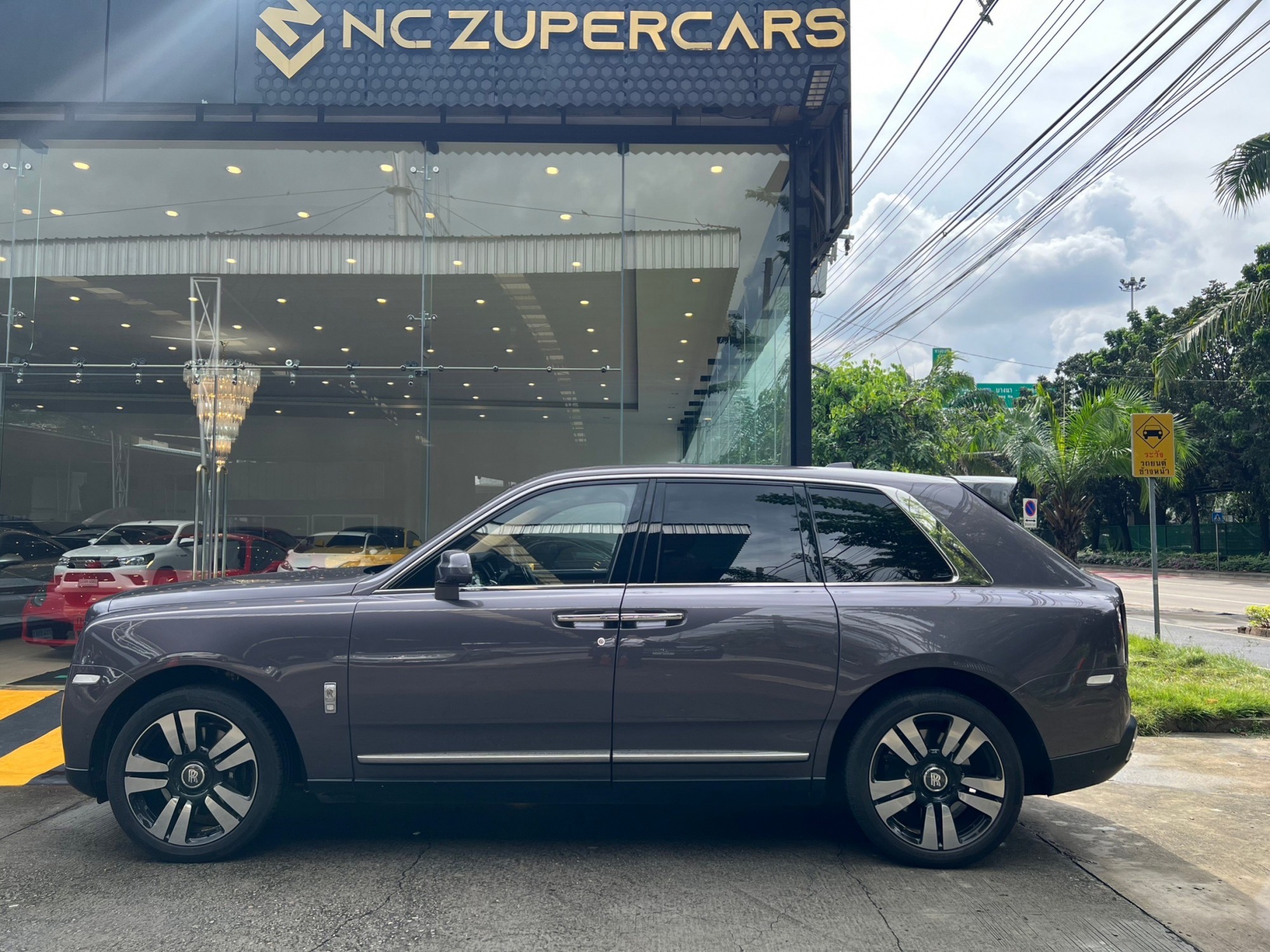 2021 Rolls-Royce Cullinan สีดำ (รูปที่ 3)