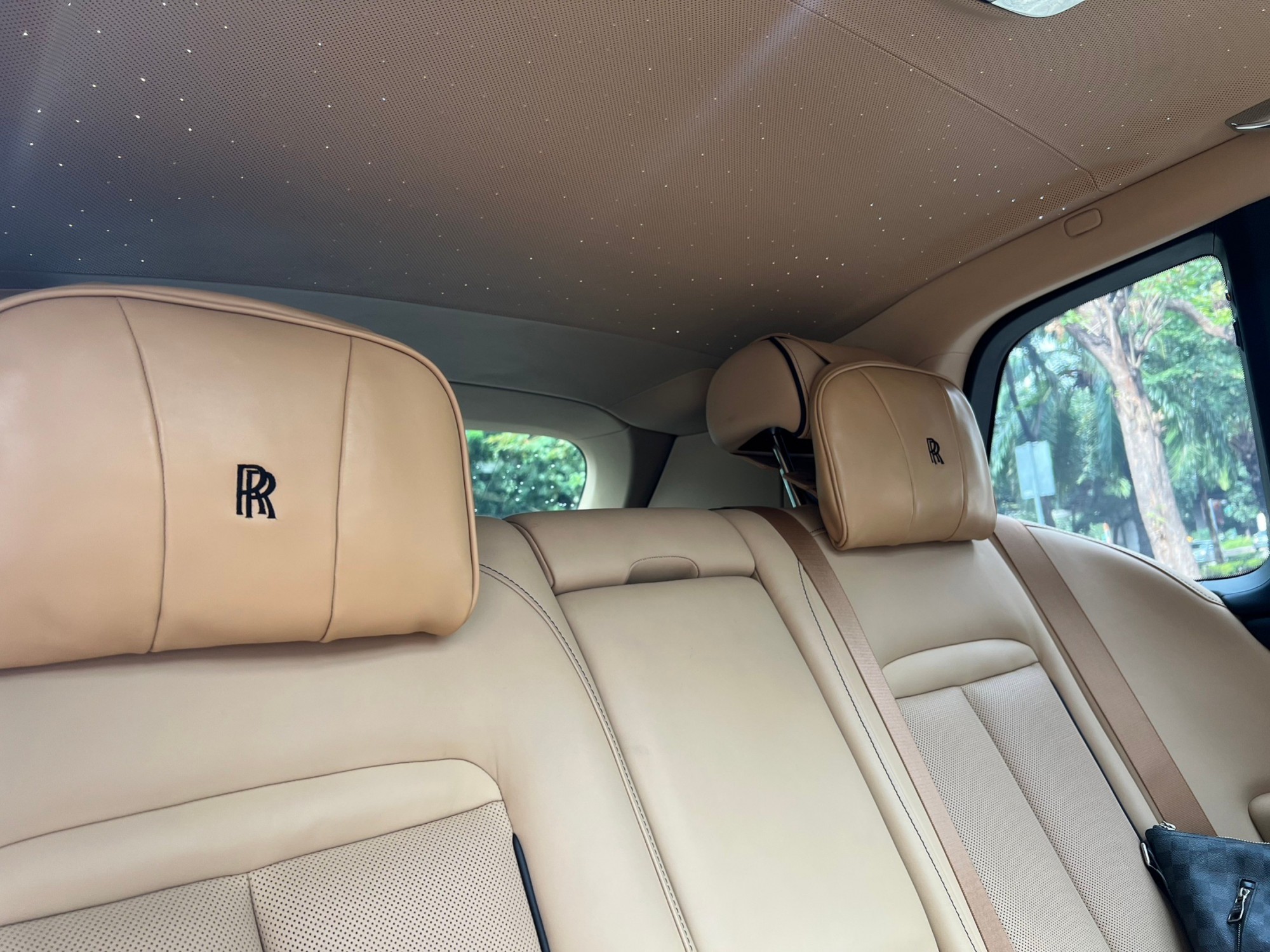 2021 Rolls-Royce Cullinan สีดำ (รูปที่ 14)