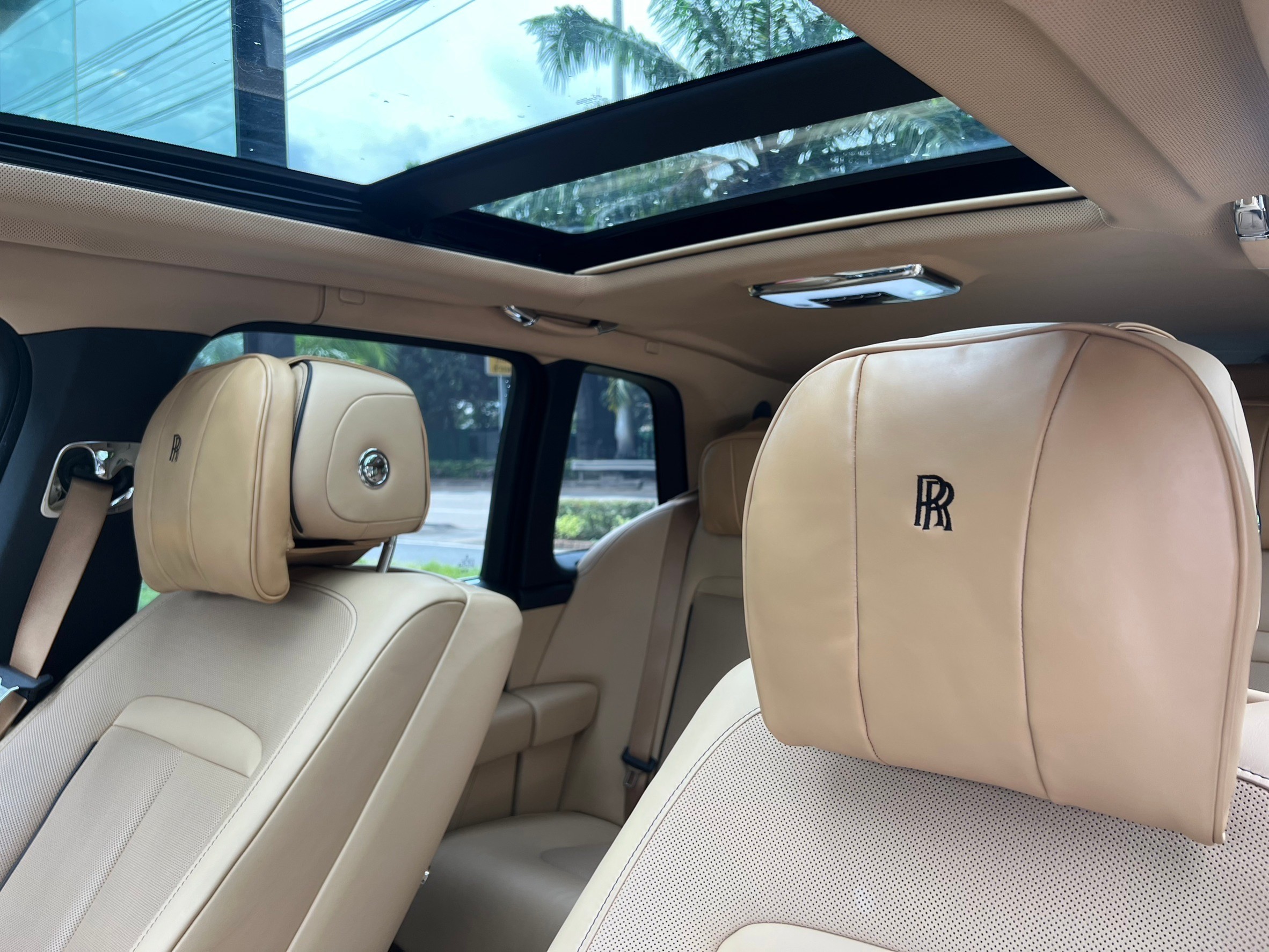 2021 Rolls-Royce Cullinan สีดำ (รูปที่ 9)