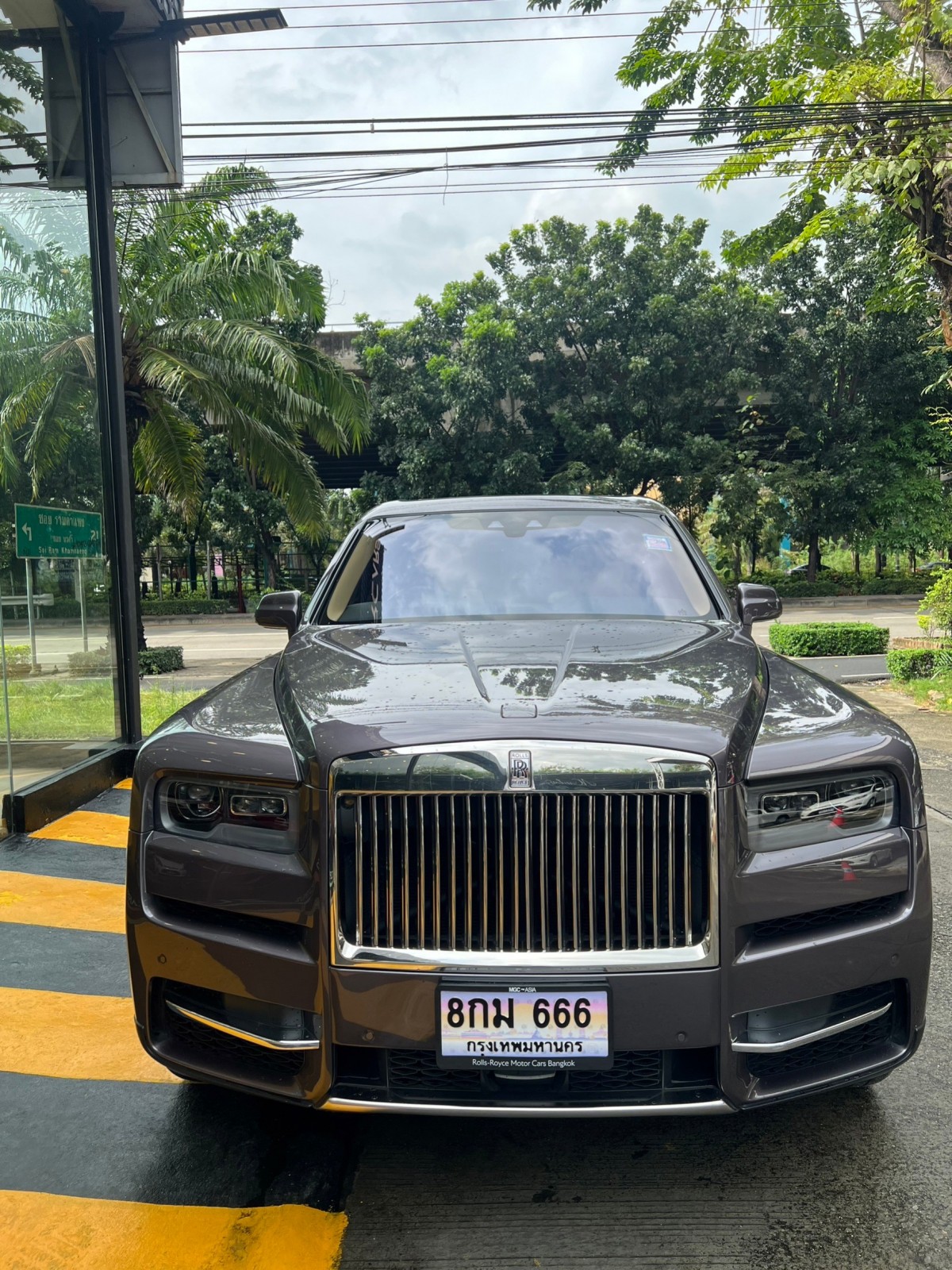 2021 Rolls-Royce Cullinan สีดำ (รูปที่ 2)