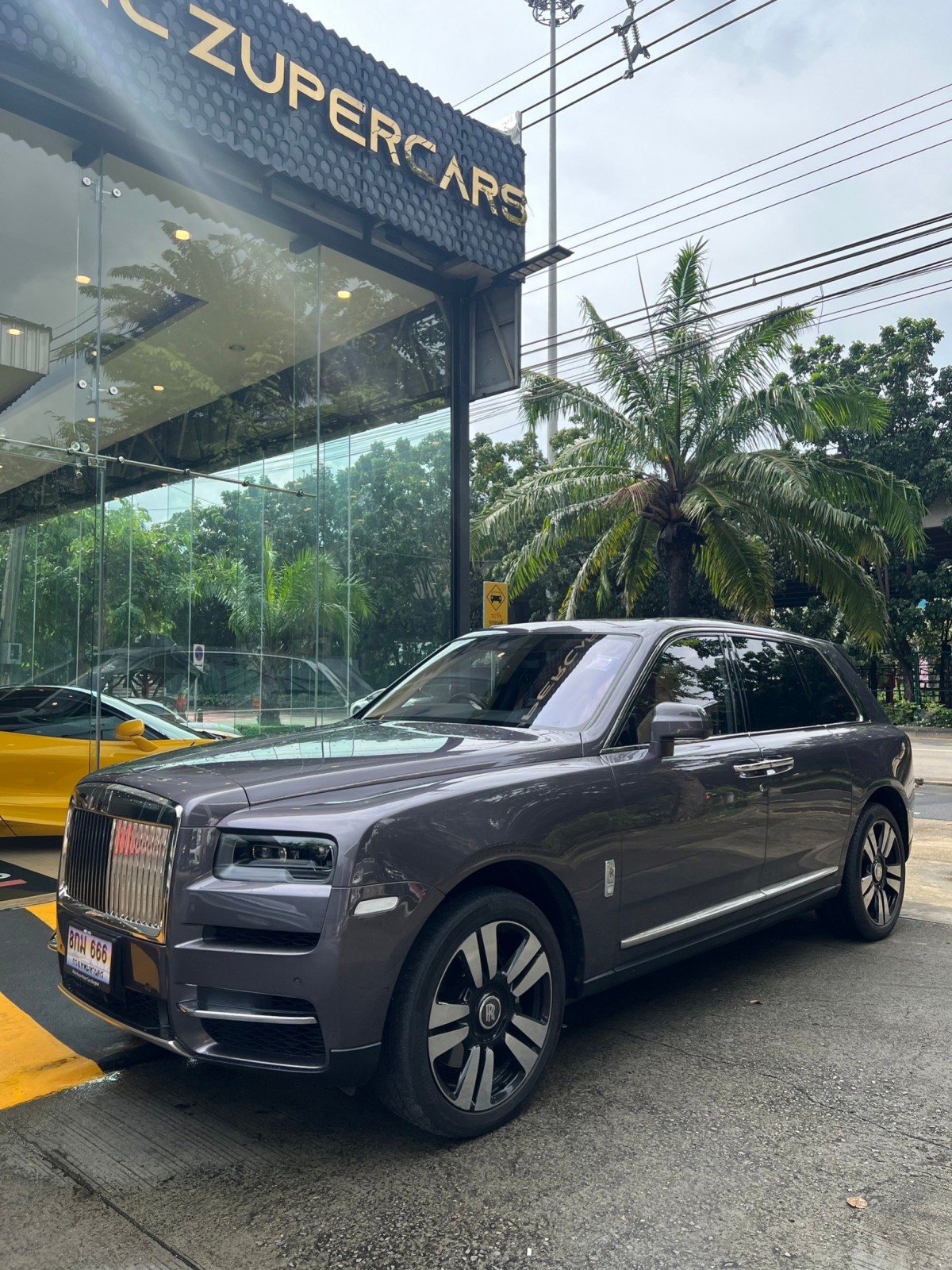 2021 Rolls-Royce Cullinan สีดำ