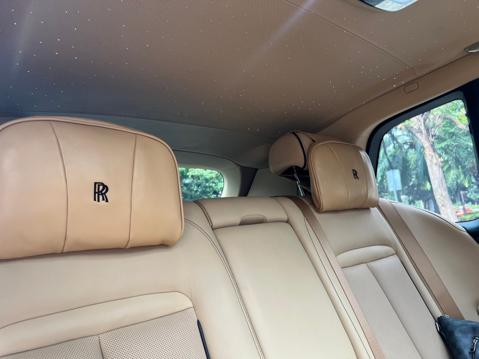 2021 Rolls-Royce Cullinan สีดำ (รูปที่ 13)