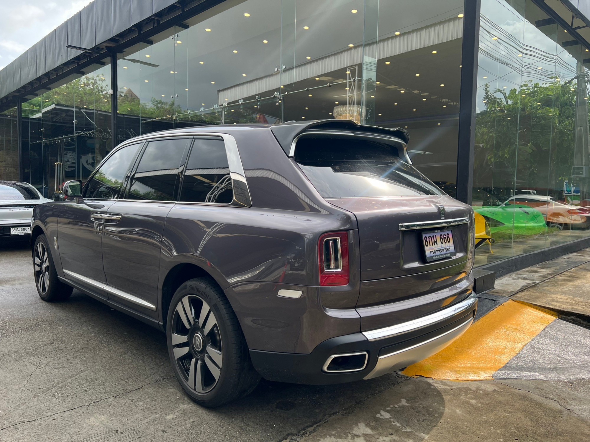 2021 Rolls-Royce Cullinan สีดำ (รูปที่ 4)